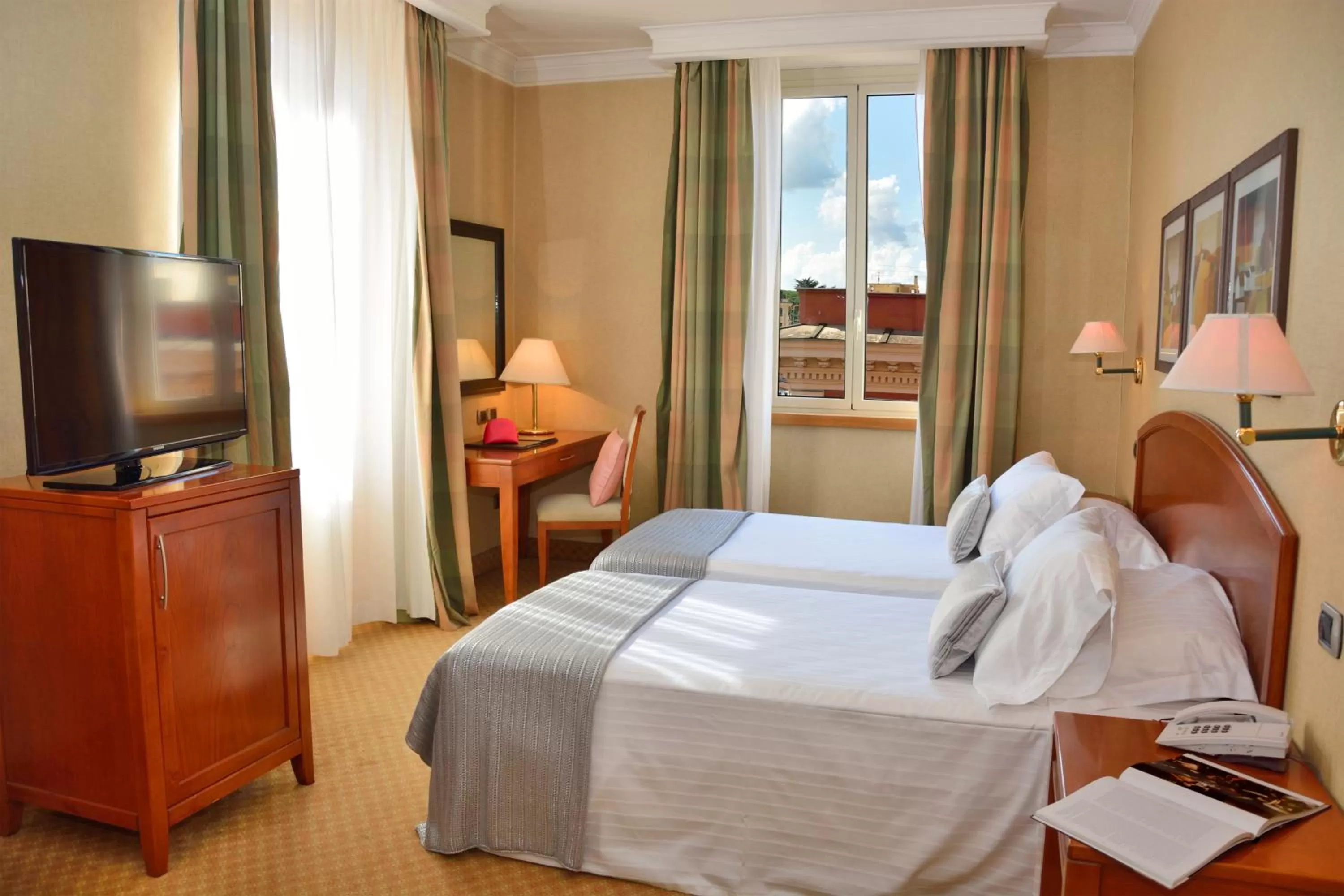 Bedroom, Bed in LH Hotel Lloyd Roma