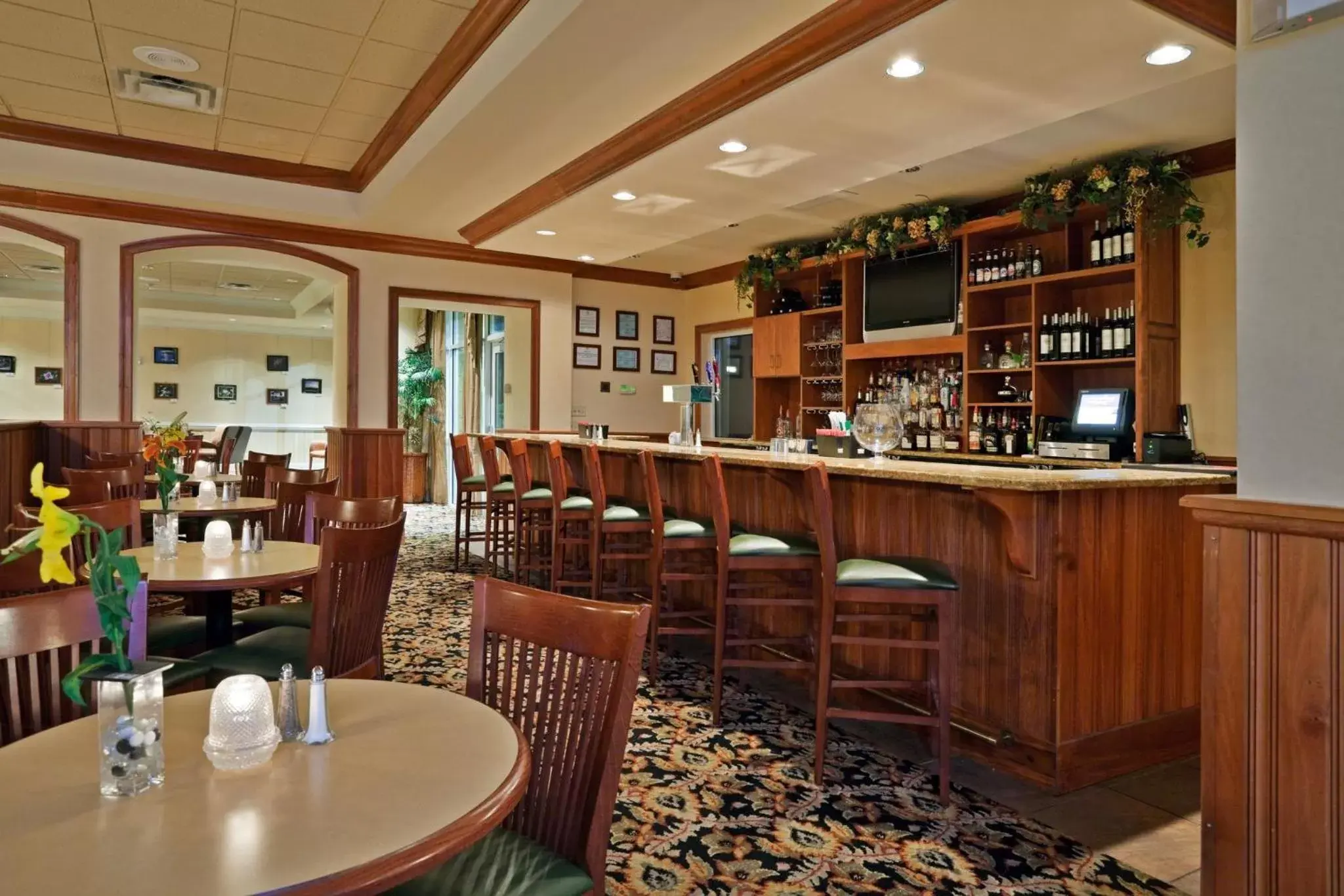 Lounge or bar, Lounge/Bar in Holiday Inn Valdosta Conference Center, an IHG Hotel