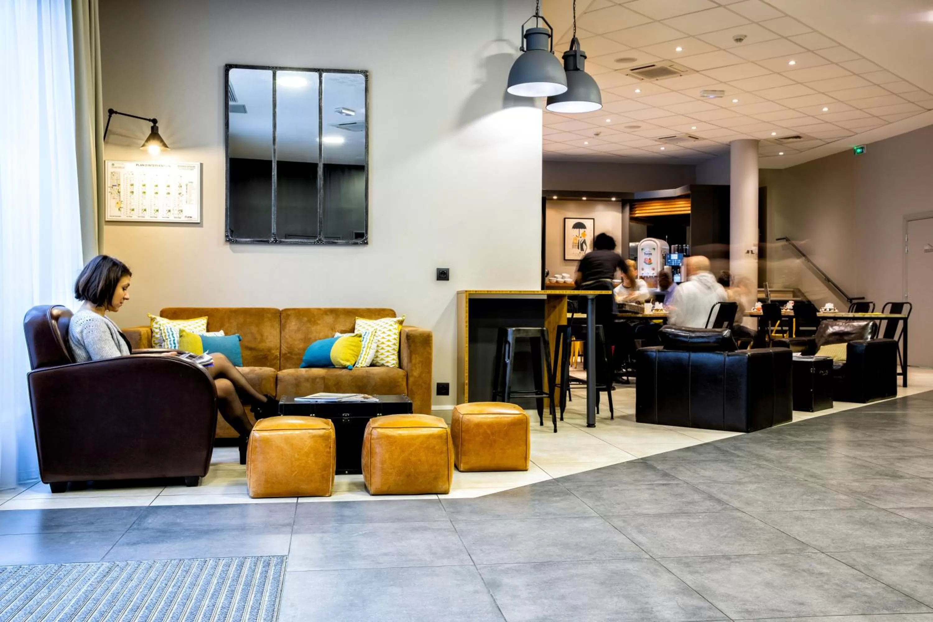 Lobby or reception in Best Western Plus Suitcase Paris La Défense