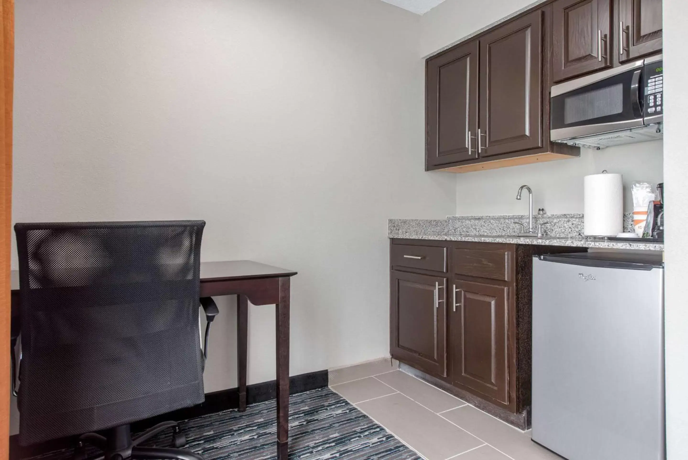 Photo of the whole room, Kitchen/Kitchenette in Quality Inn Indianapolis-Brownsburg - Indianapolis West