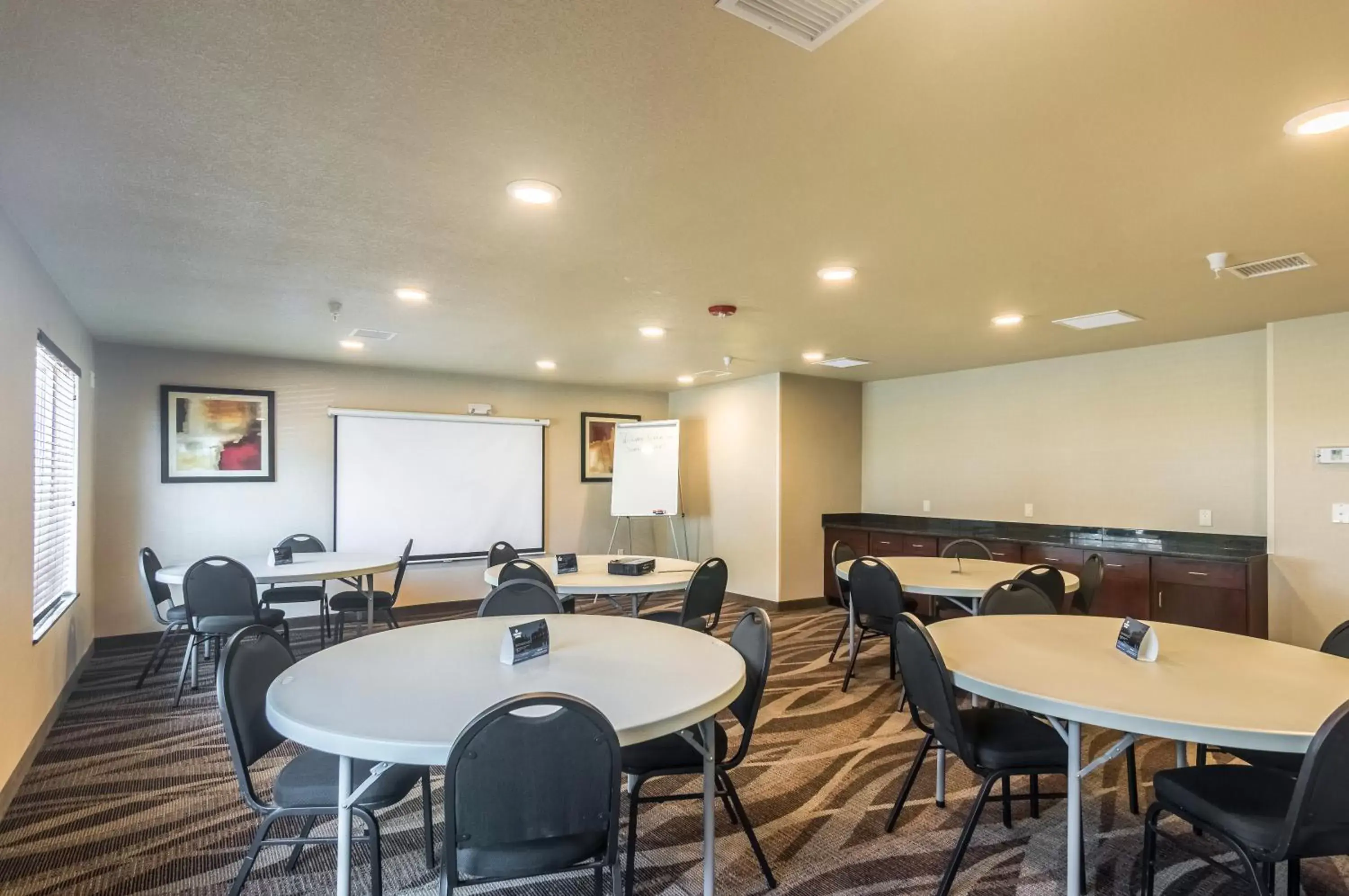 Meeting/conference room, Restaurant/Places to Eat in Cobblestone Inn & Suites - Lakin