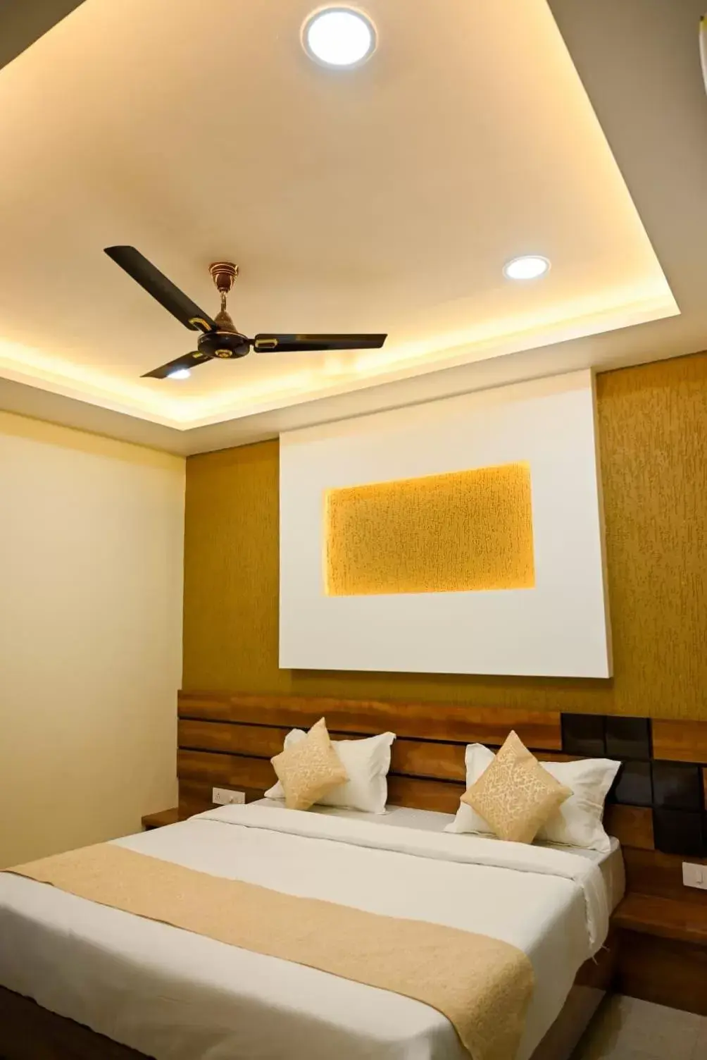 Photo of the whole room, Bed in Hotel Golden Bliss Photo of the whole room, Bed in Hotel Golden Bliss