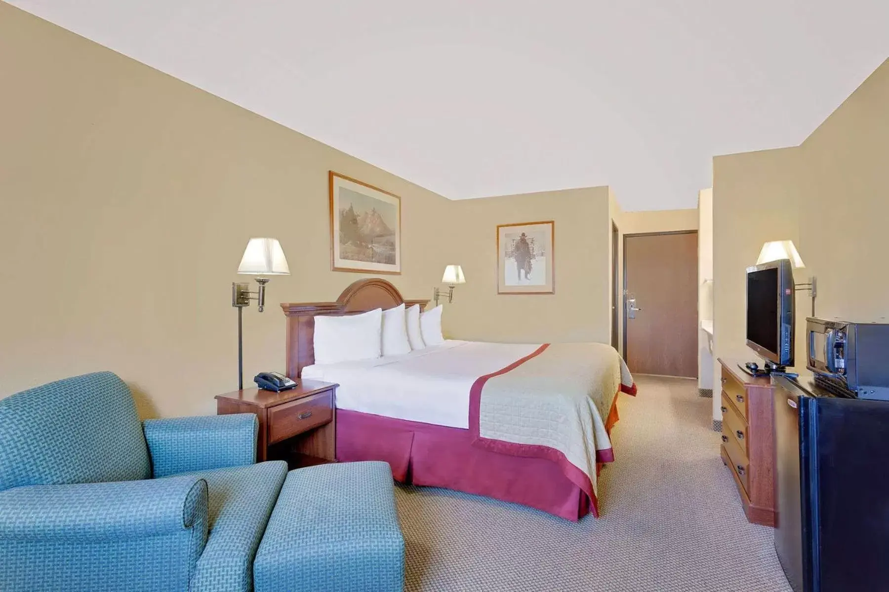 Bed in Pinedale Hotel & Suites