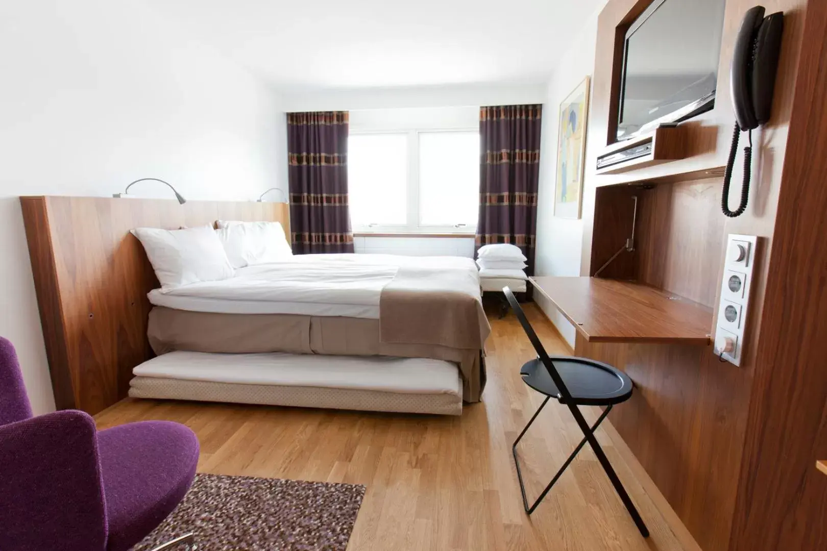 Property building, Bed in Quality Hotel Grand, Borås