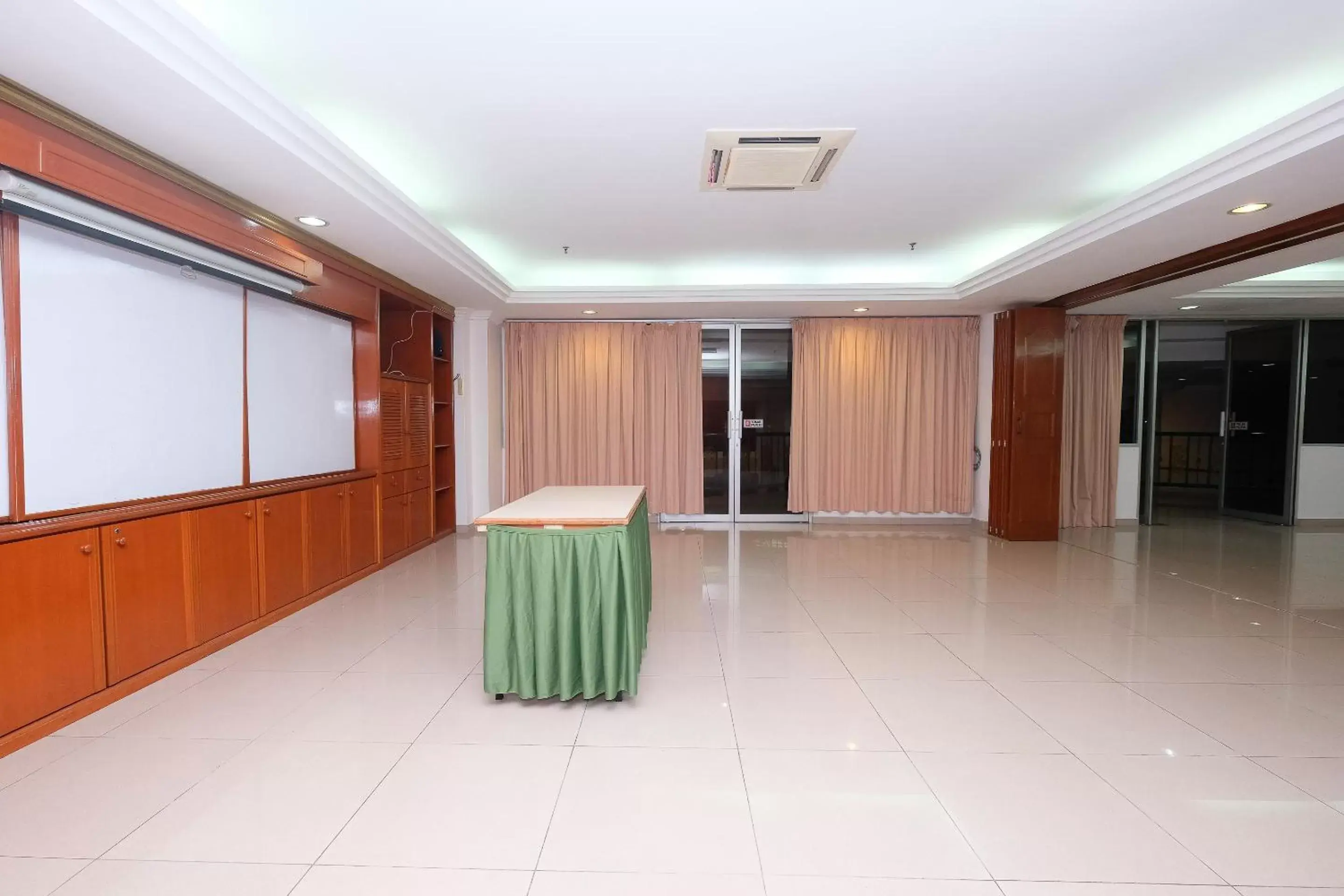 Lobby or reception, Banquet Facilities in Super OYO 1236 Hotel Green Park