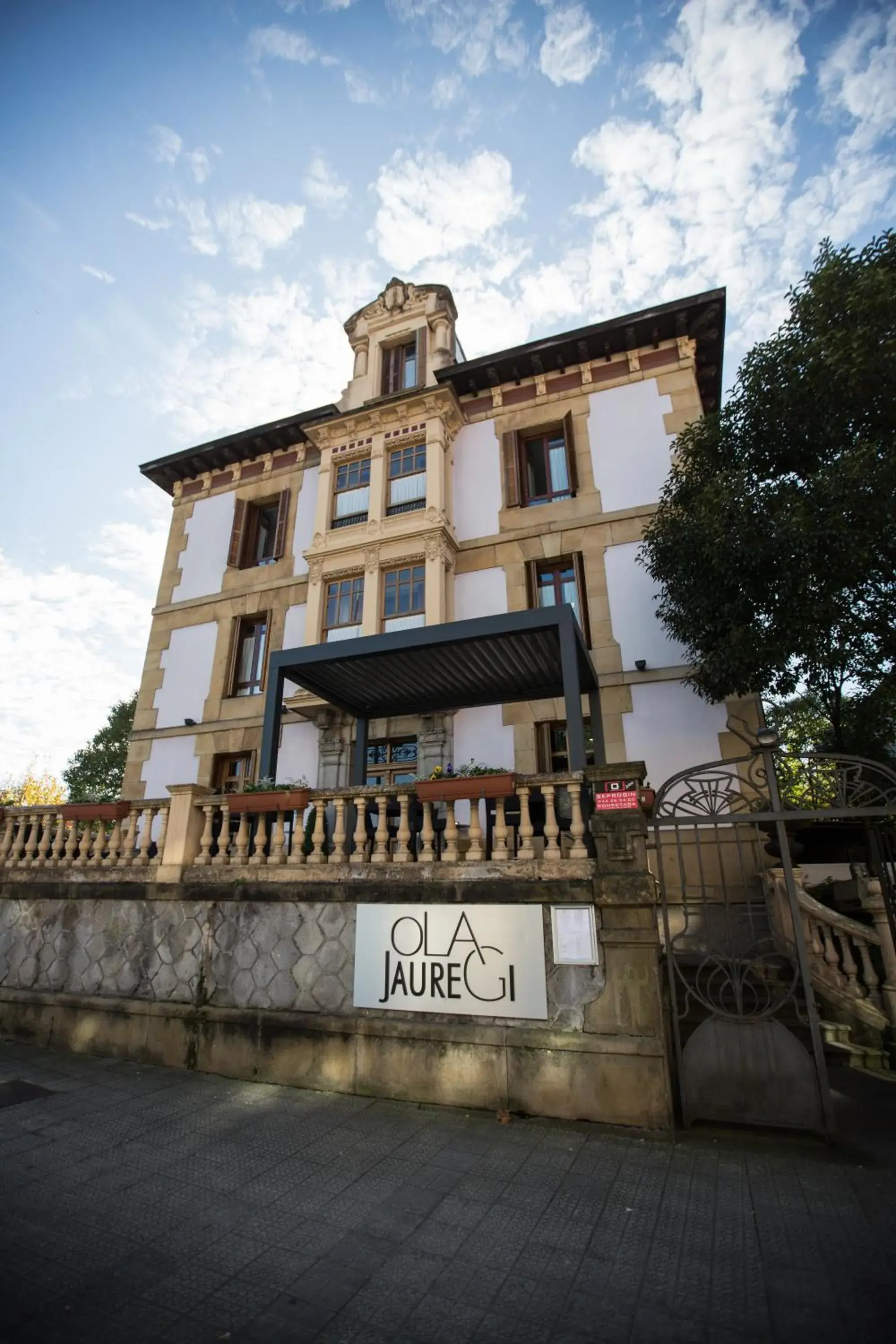 Facade/entrance, Property Building in Hotel Olajauregi