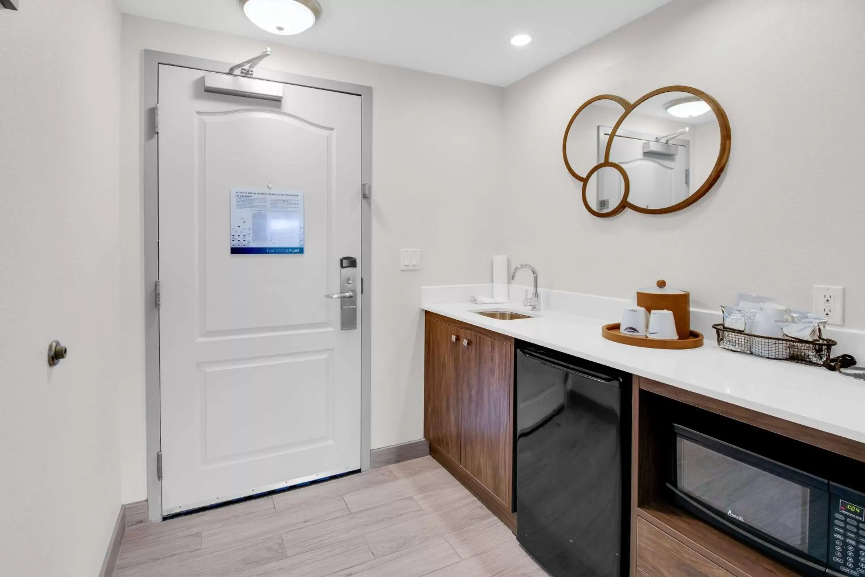 Photo of the whole room, Bathroom in Hampton Inn & Suites Sarasota / Bradenton - Airport