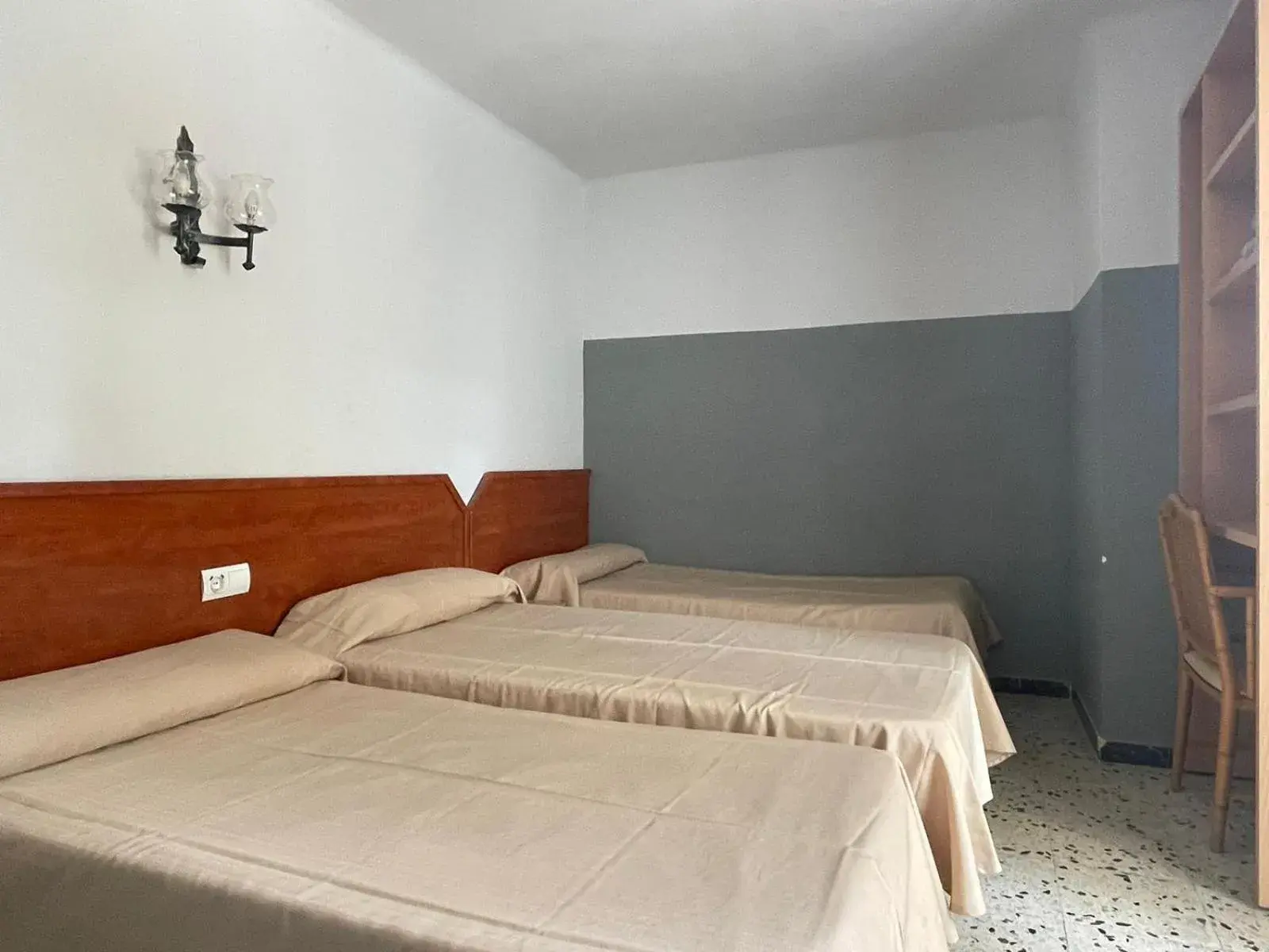 Photo of the whole room, Bed in Raco d'en Pepe