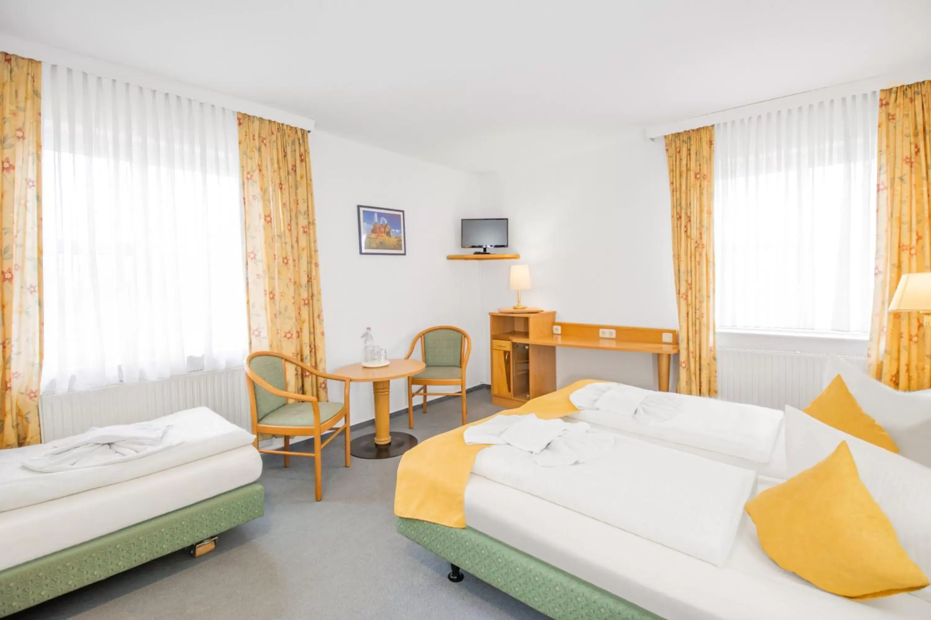 Photo of the whole room in Hotel garni Zwickau-Mosel