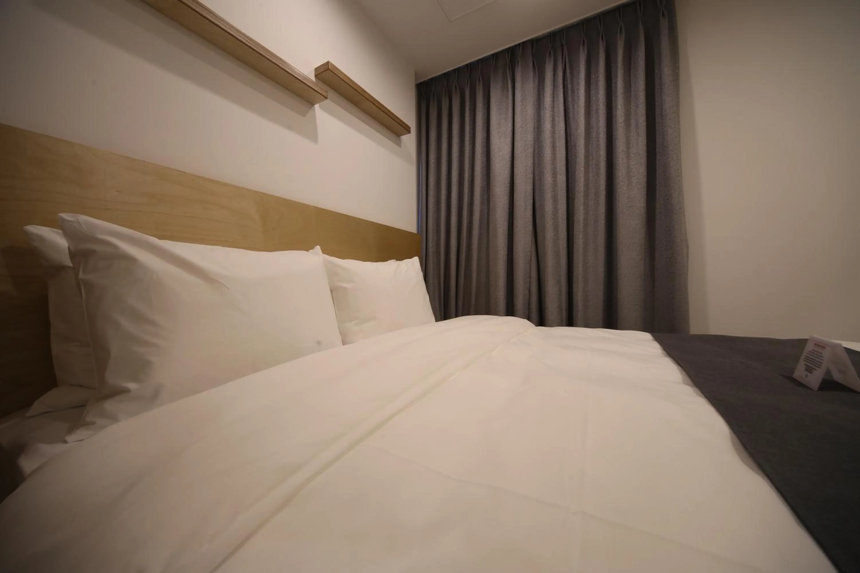 Bed in Hotel Noblestay