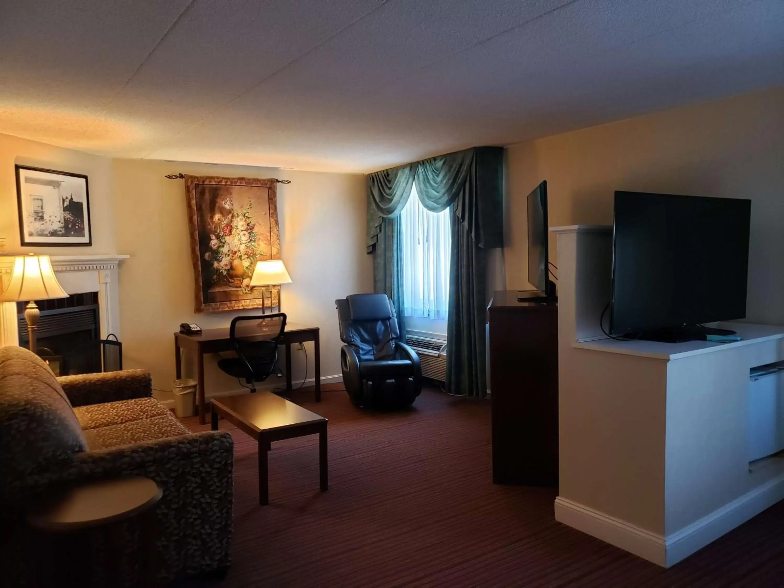 Photo of the whole room, TV/Entertainment Center in Best Western Merry Manor Inn