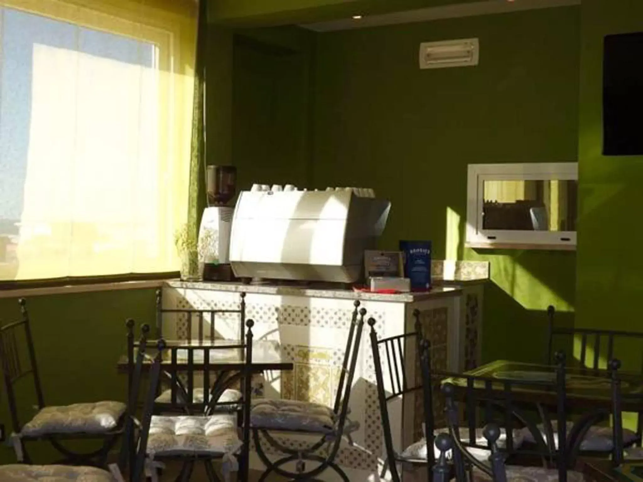Communal lounge/ TV room, Dining Area in Hotel De La Ville Relais
