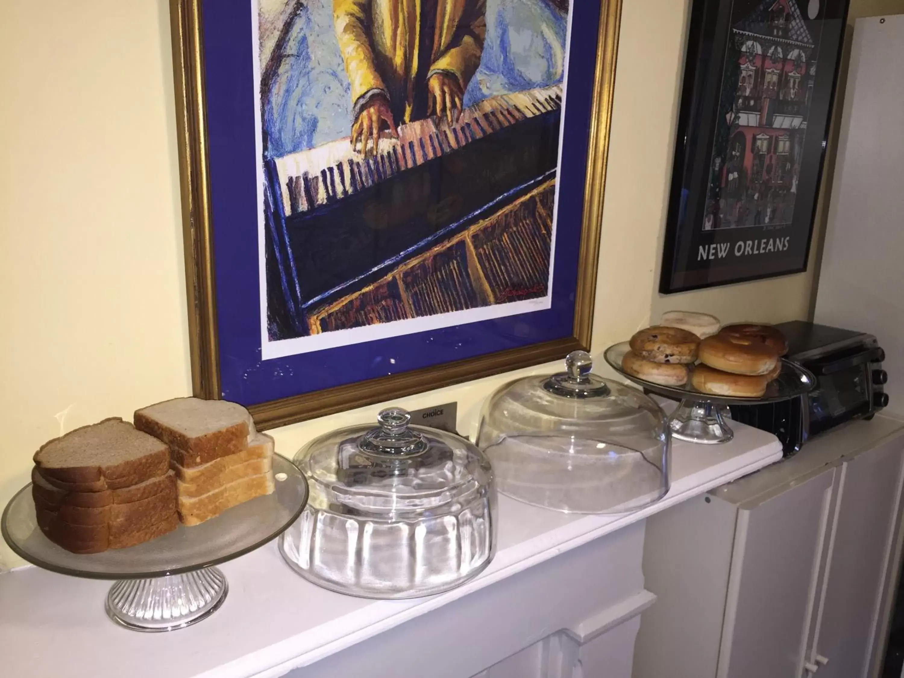 Buffet breakfast, Coffee/Tea Facilities in The Burgundy Bed and Breakfast