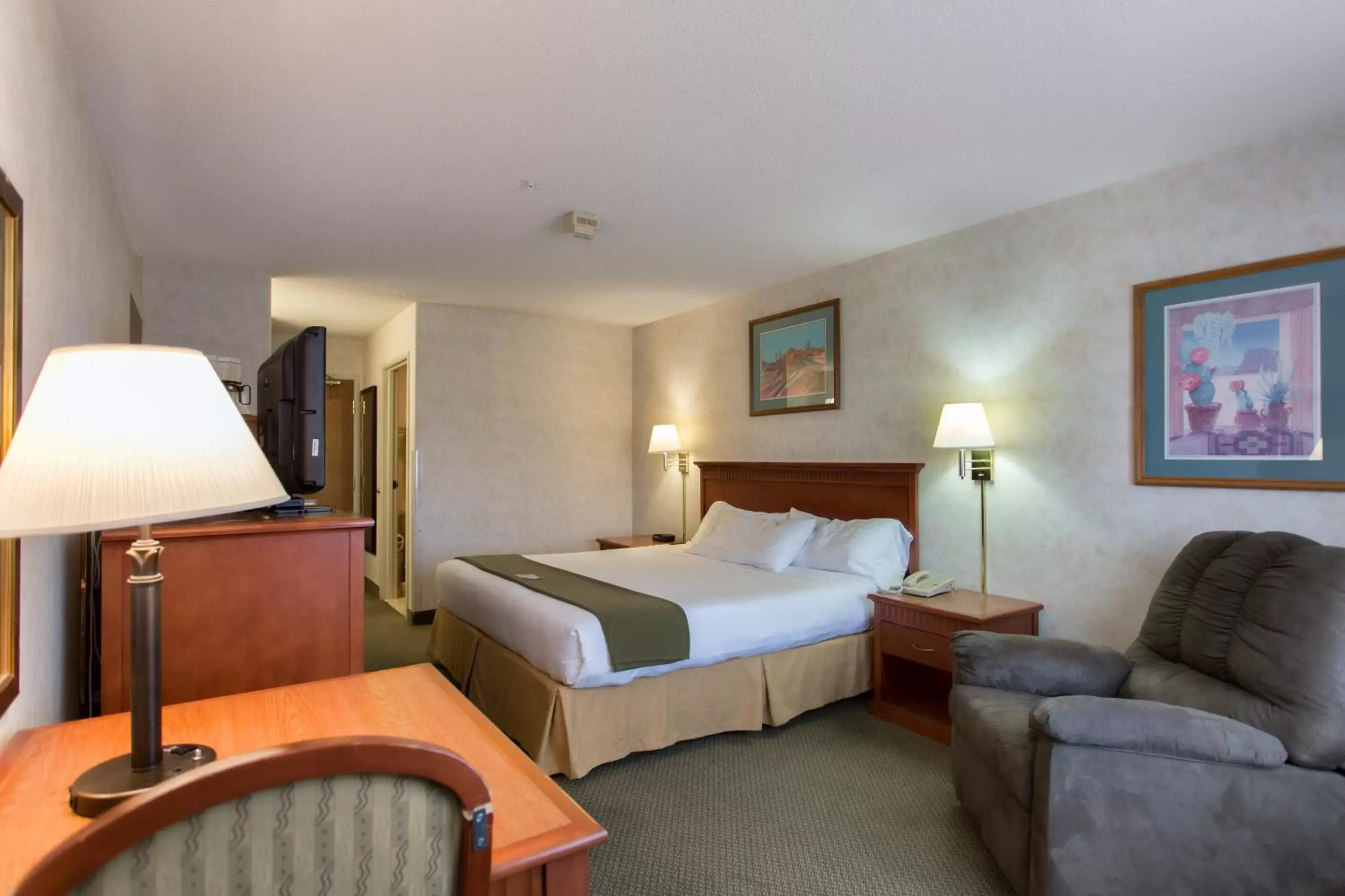 Photo of the whole room, Bed in Vagabond Inn Executive