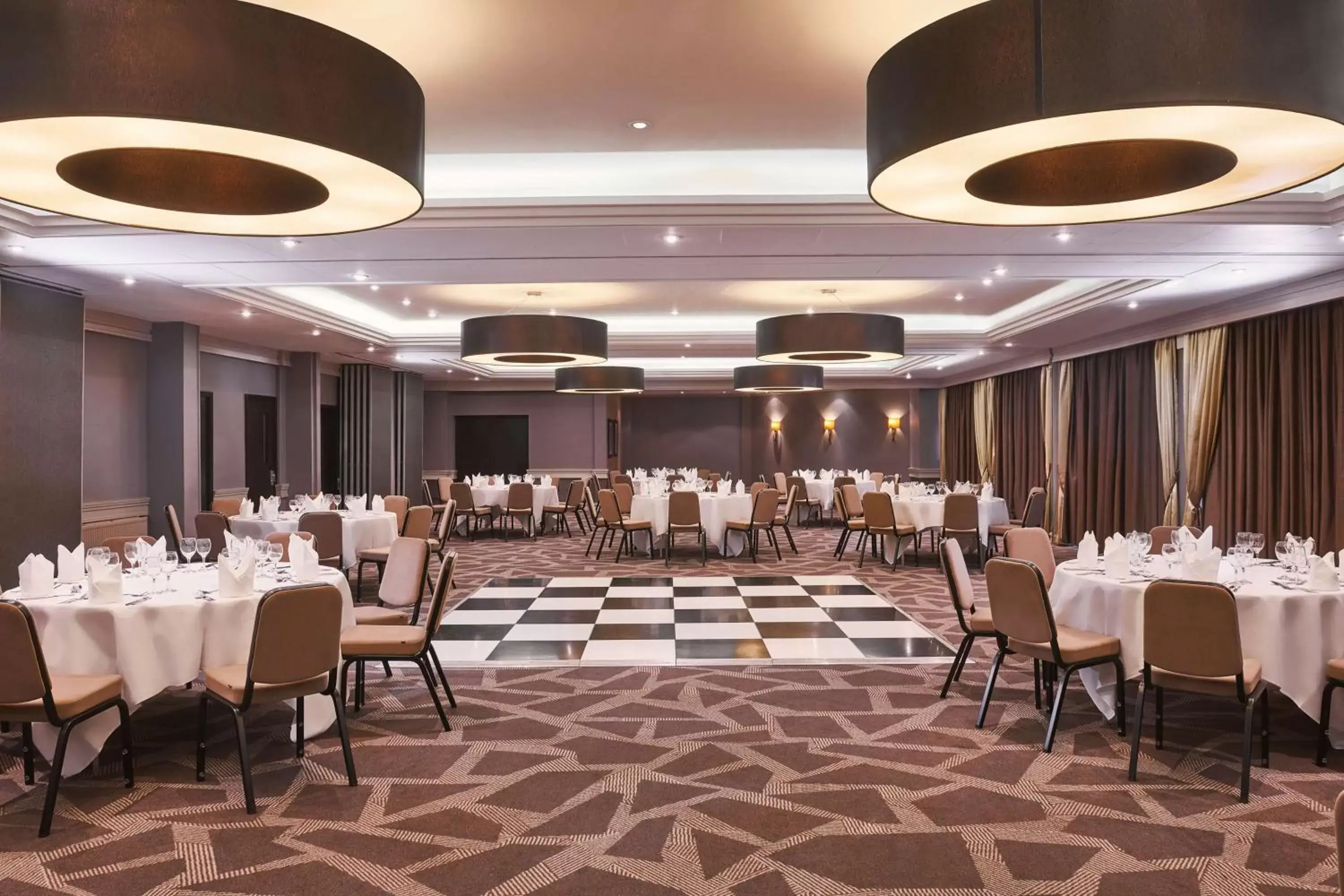 Meeting/conference room, Restaurant/Places to Eat in DoubleTree by Hilton London Ealing