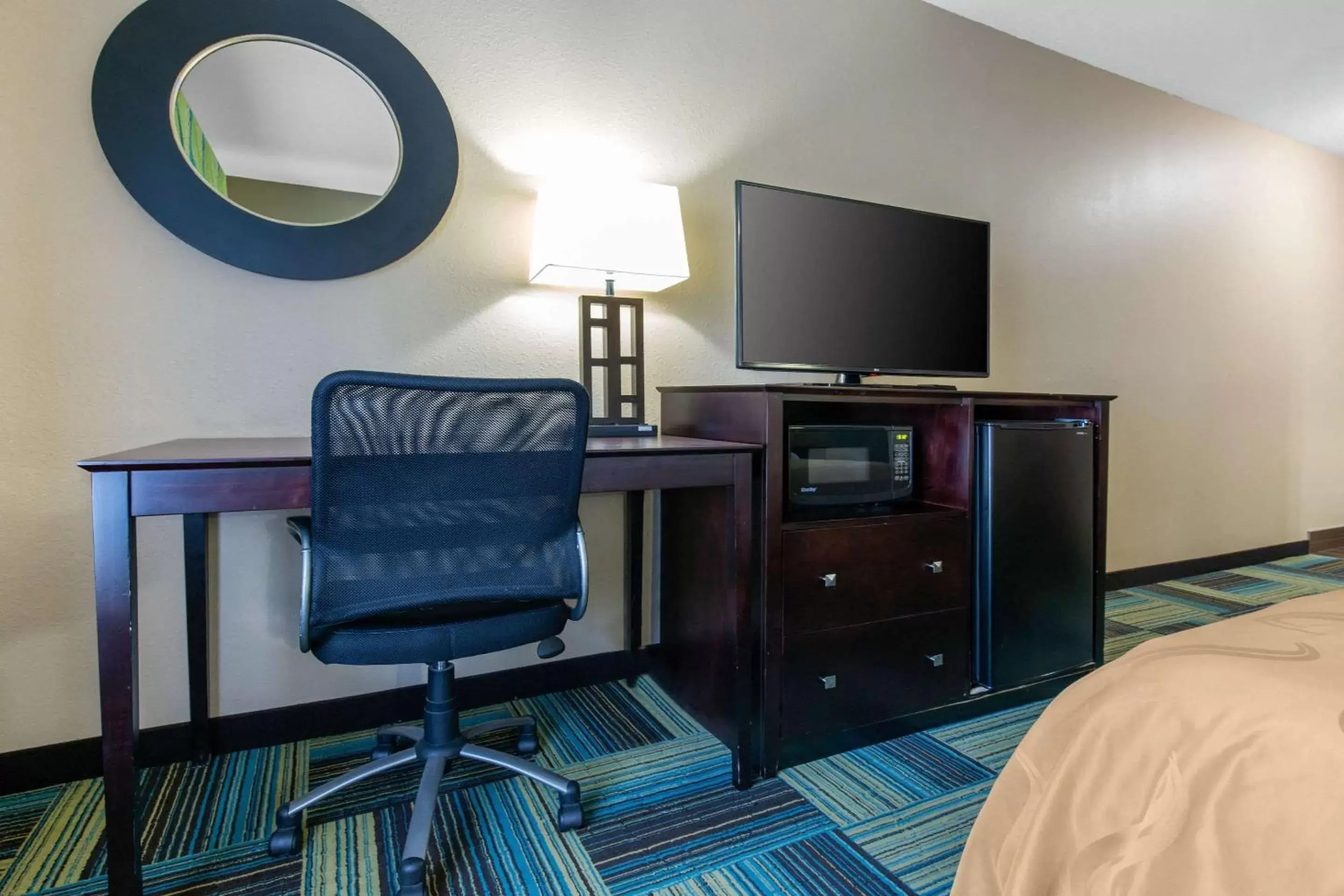 Photo of the whole room, TV/Entertainment Center in Quality Inn & Suites Arnold