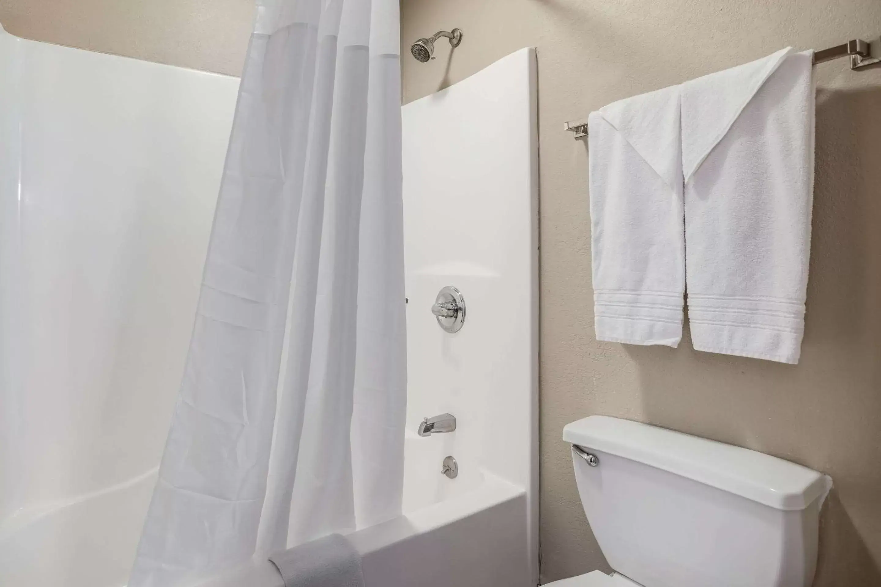 Bathroom in Quality Inn Calvert City - Paducah East Bathroom in Quality Inn Calvert City - Paducah East