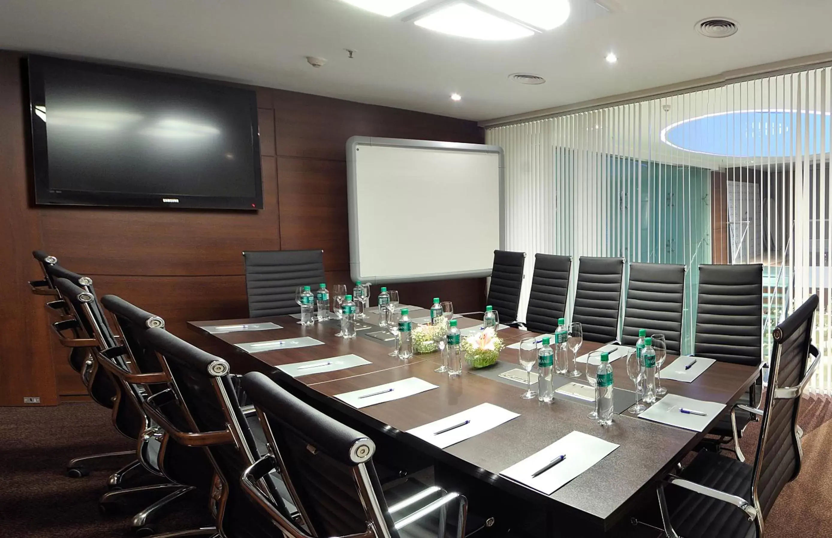 Business facilities in Howard Johnson La Cañada Hotel & Suites