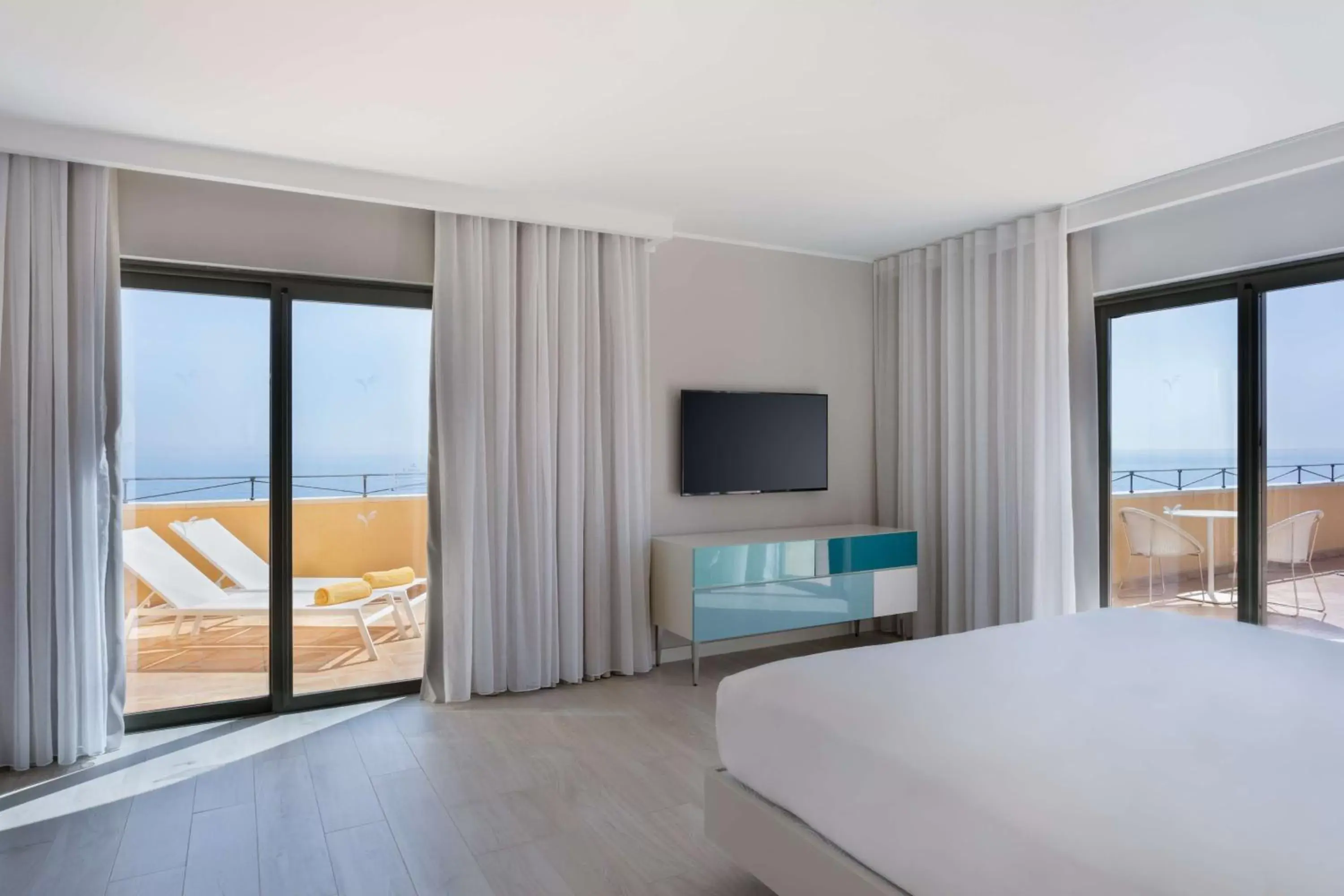 Bed, Sea View in Hilton Malta