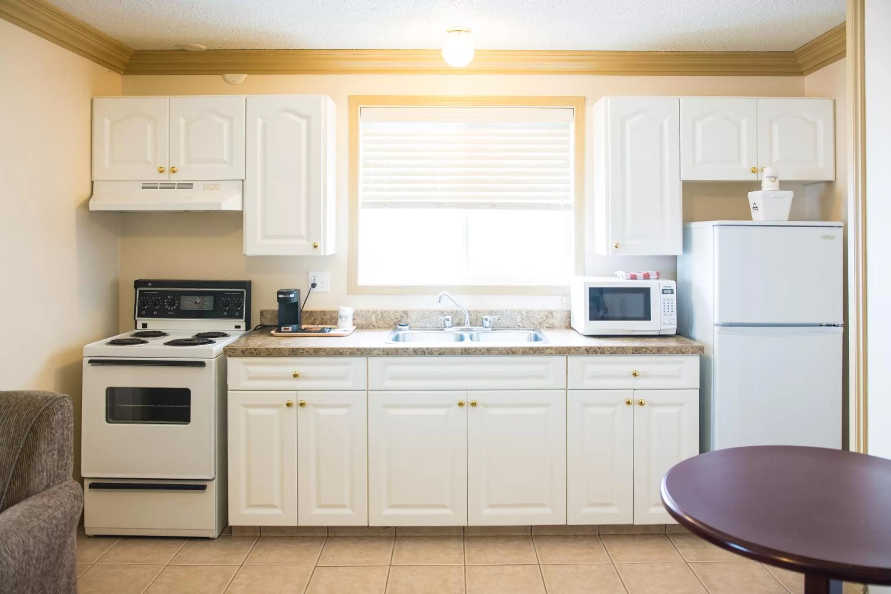 Kitchen or kitchenette in Days Inn by Wyndham High Level