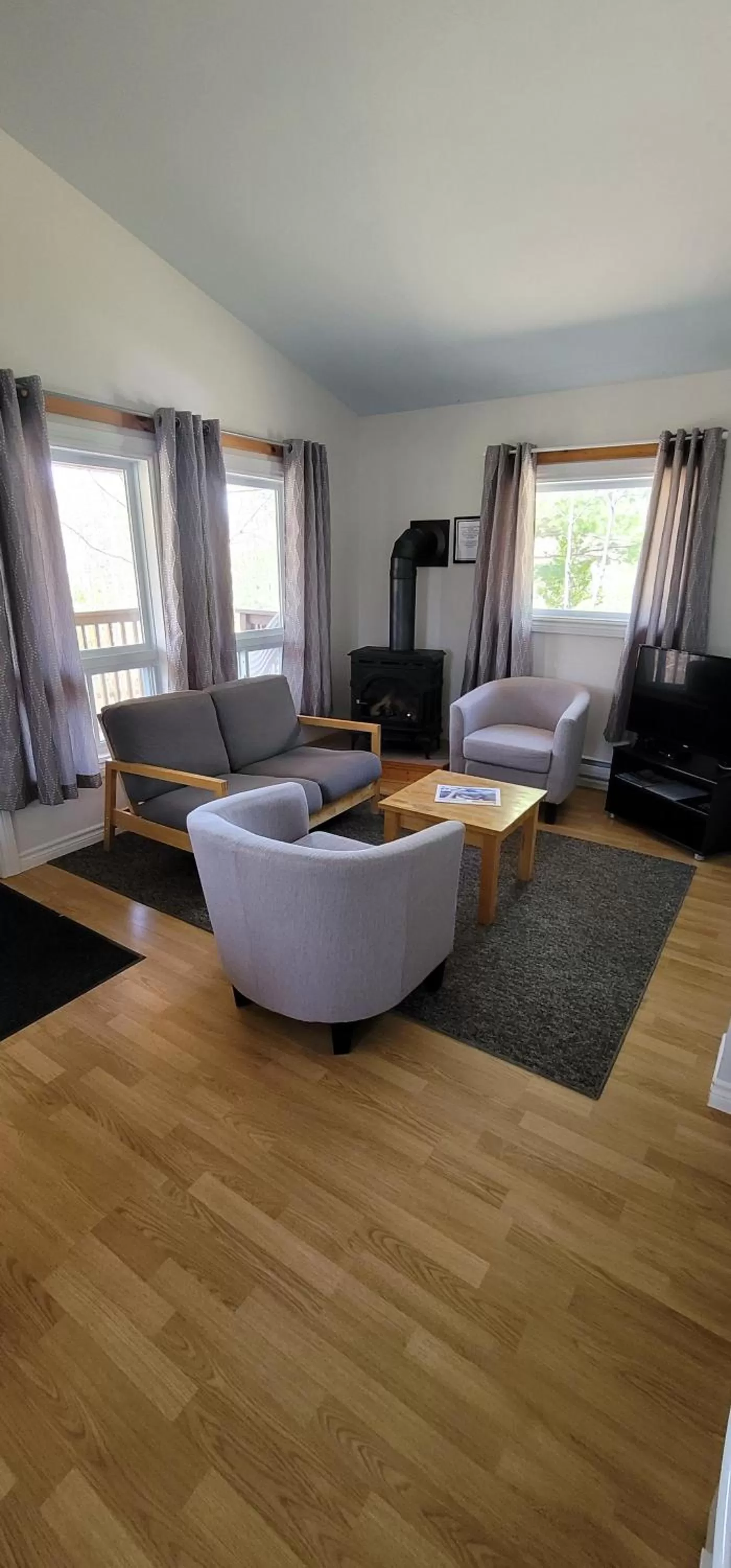 TV and multimedia in Parkway Cottage Resort and Trading Post