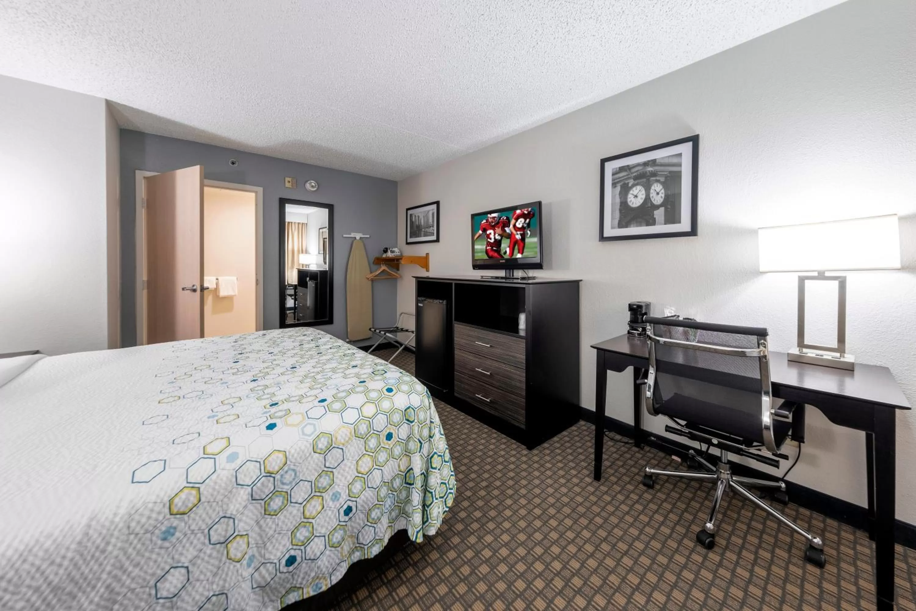 Photo of the whole room, Bed in HomeTown Inn by Red Roof East Syracuse