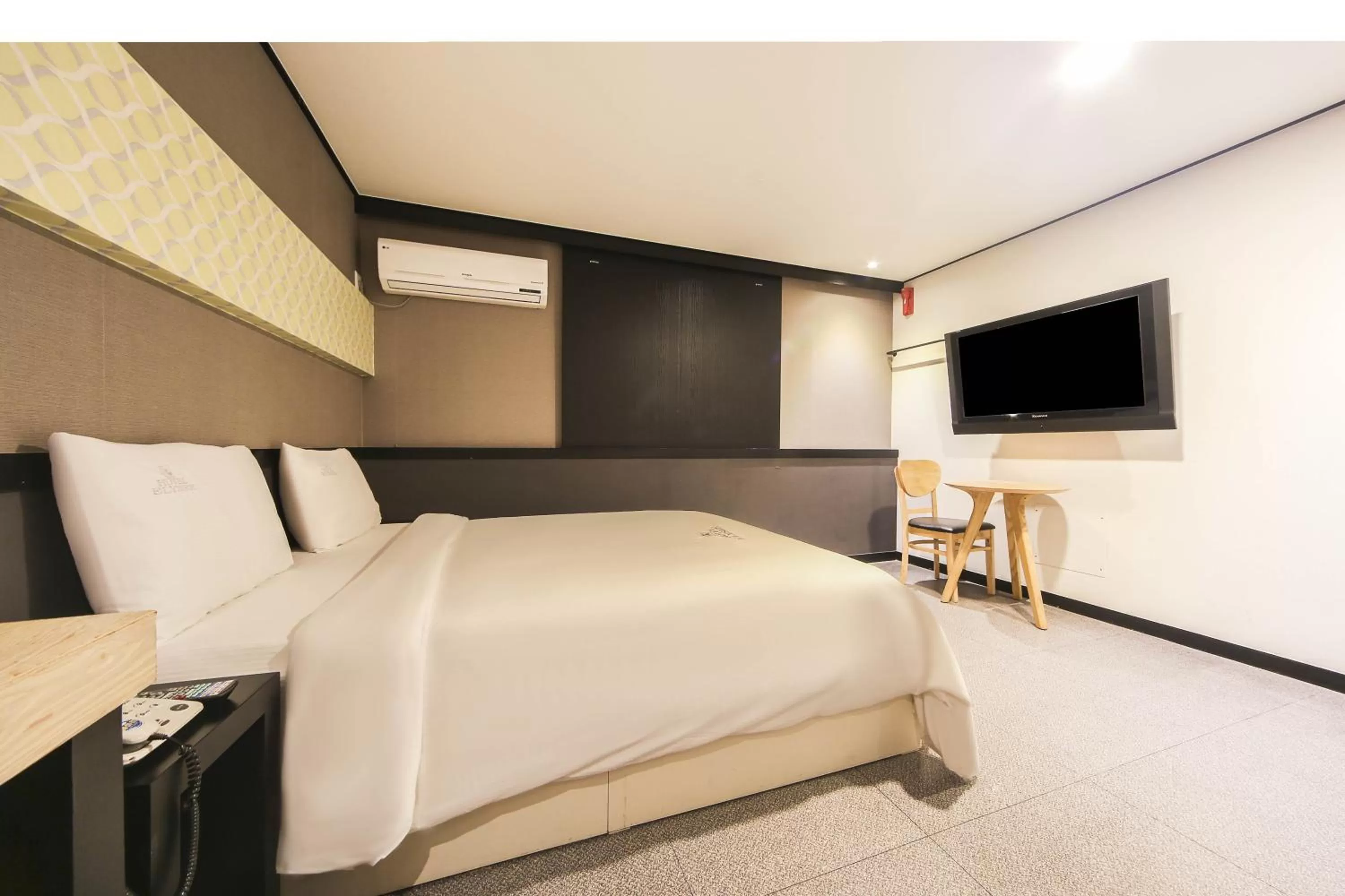 Bedroom, Bed in Elysee Hotel