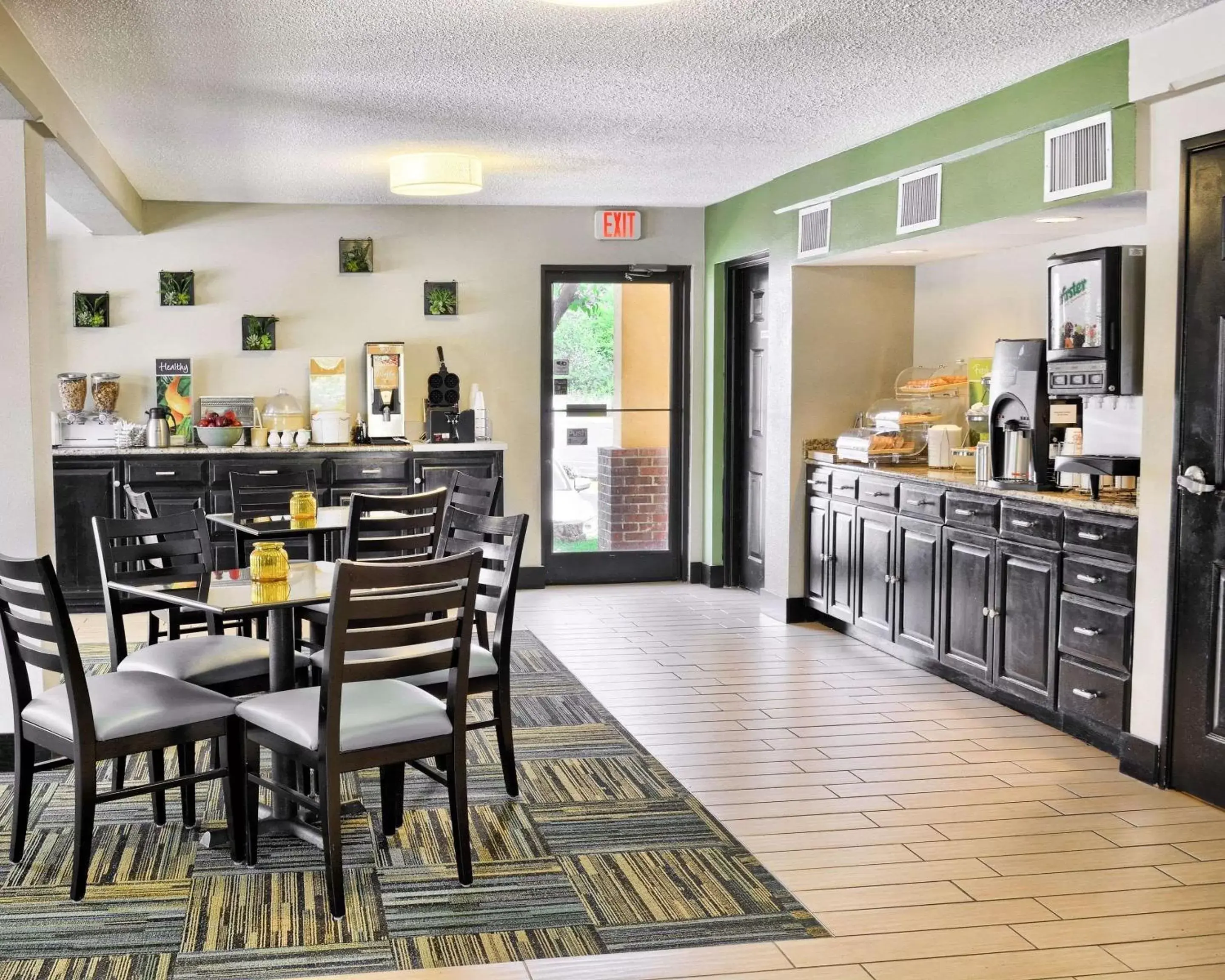 Restaurant/Places to Eat in Quality Inn Thornburg