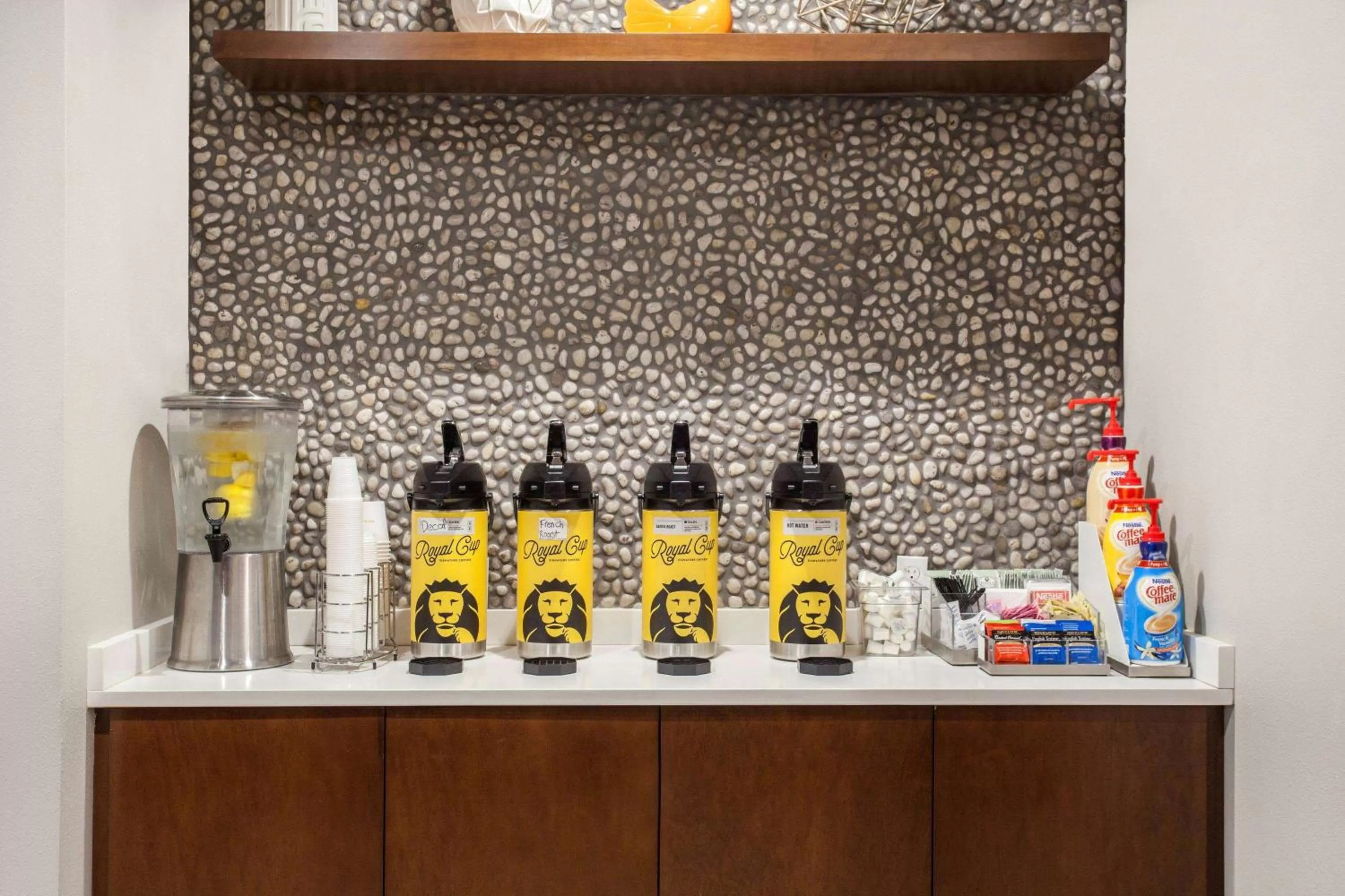 Coffee/tea facilities in La Quinta by Wyndham Madera