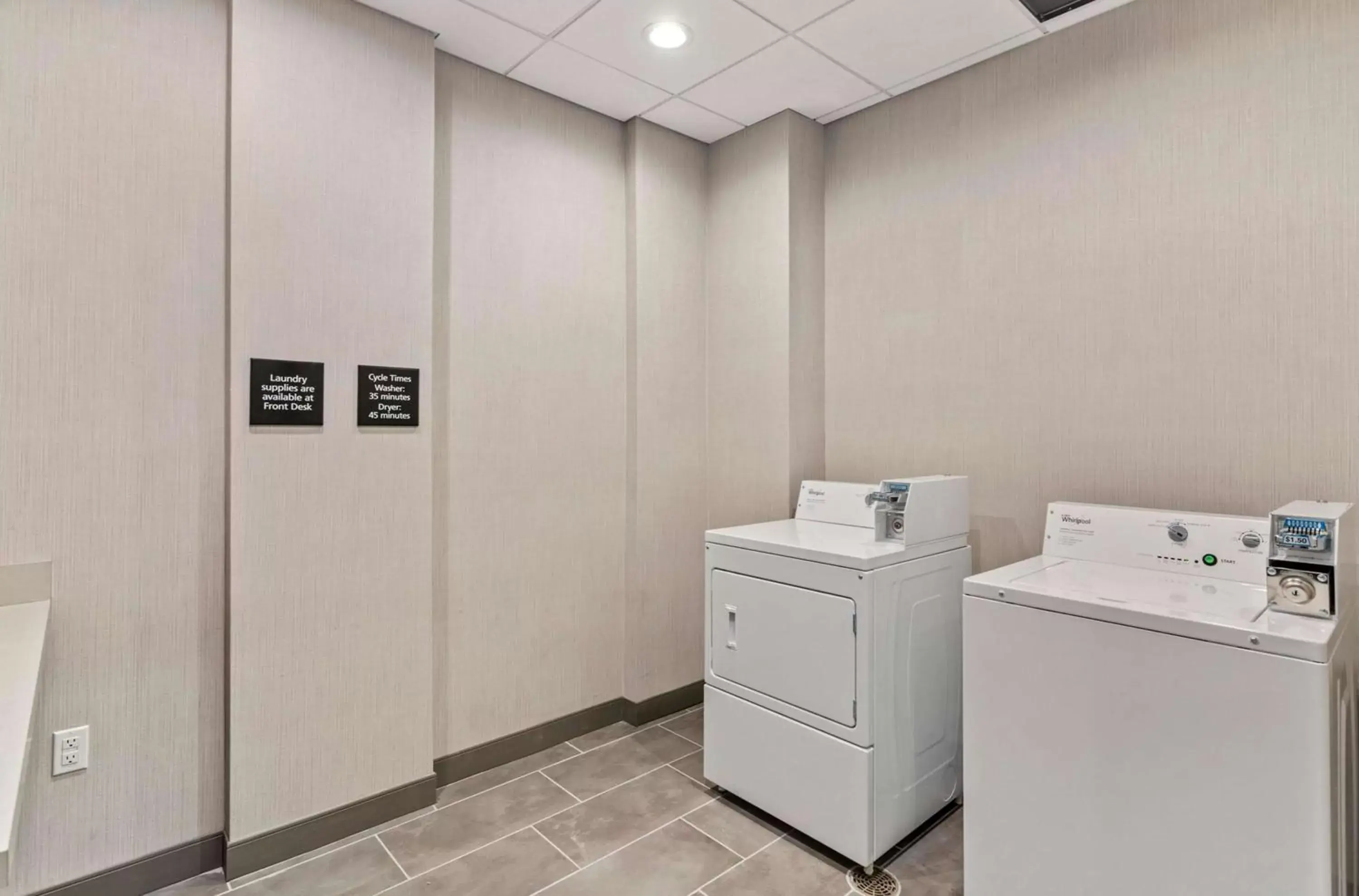 Property building, Bathroom in Hampton Inn Colorado Springs Northeast