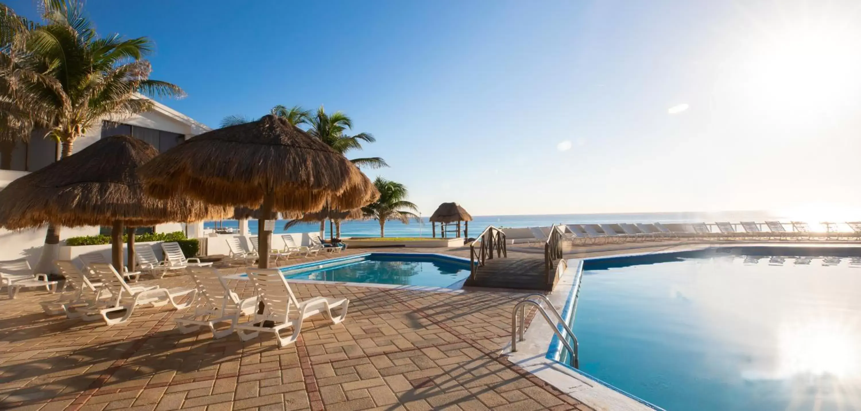 Swimming Pool in Beachfront Penthouses by LivIN Cancun