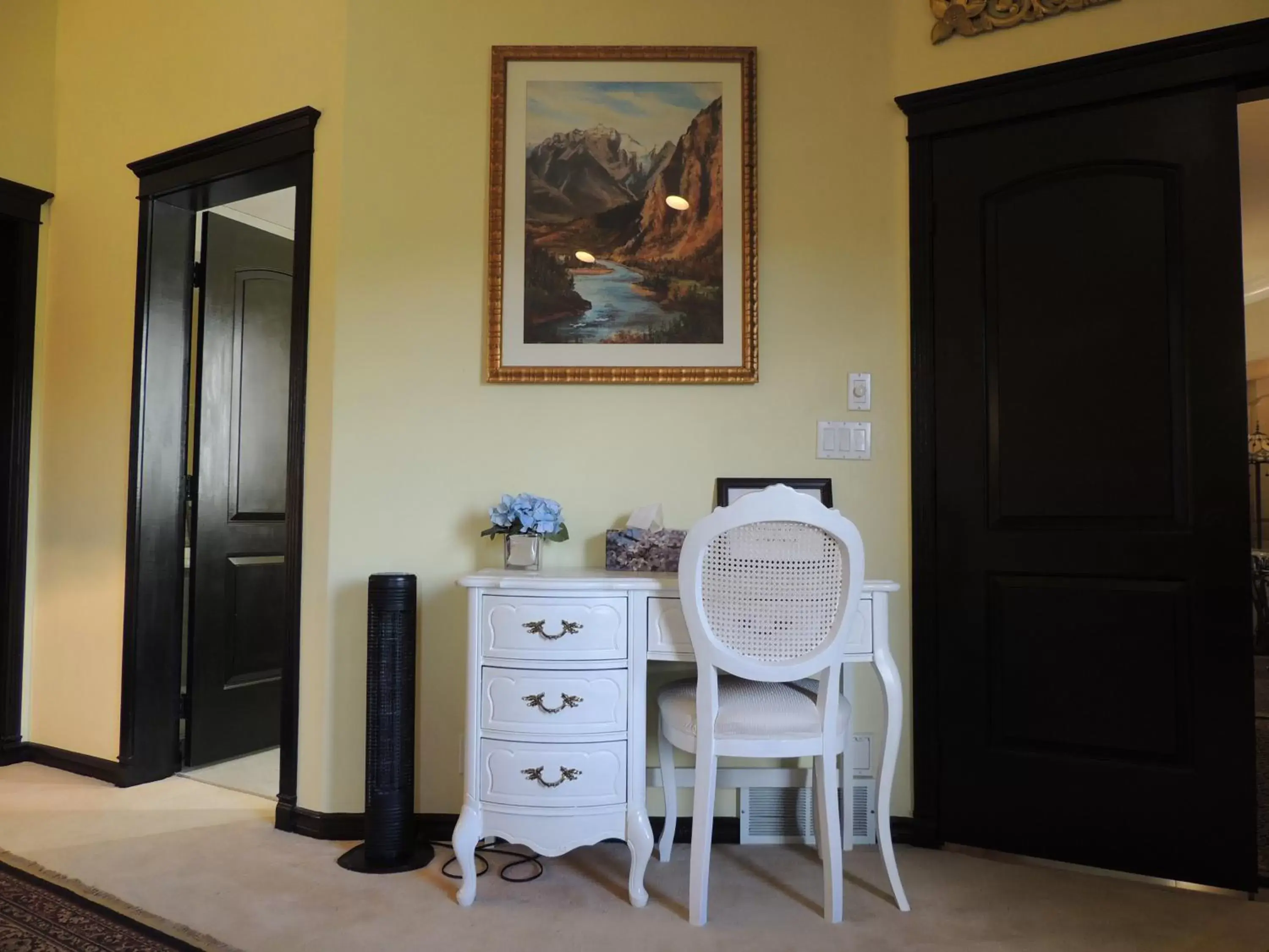 Bedroom, Dining Area in Summer Express Kelowna B&B - Villa Bellissimo Fran-Talia