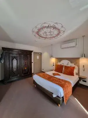 Bed in Brit Hotel Confort La Ferme du Pape