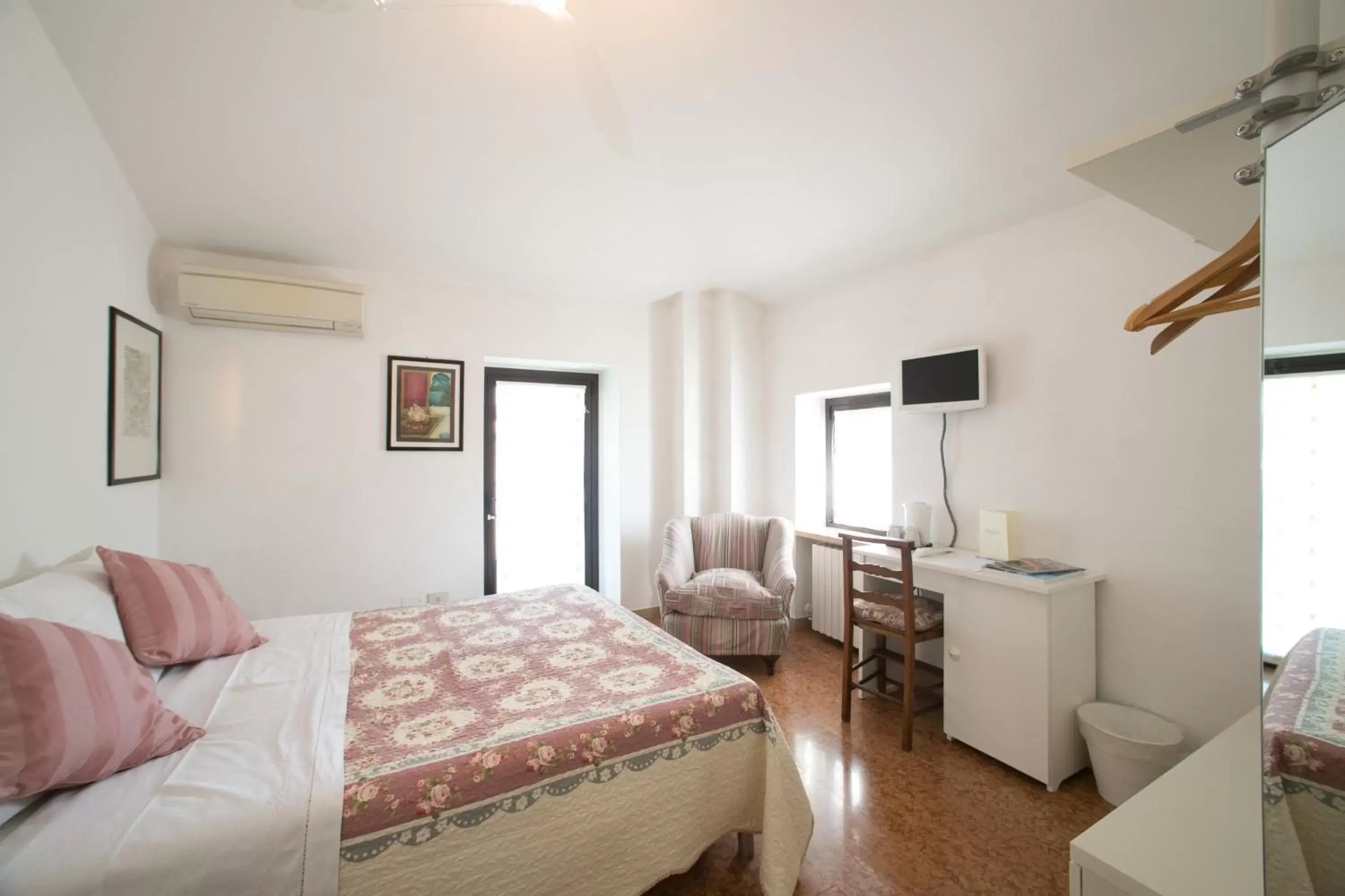 Double Room with Private External Bathroom in A Casa di Tom