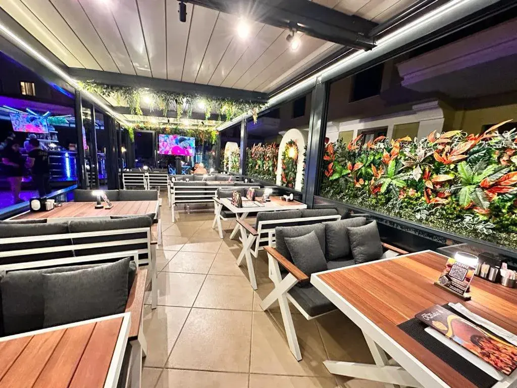 Restaurant/Places to Eat in Club Karakas Apart Otel