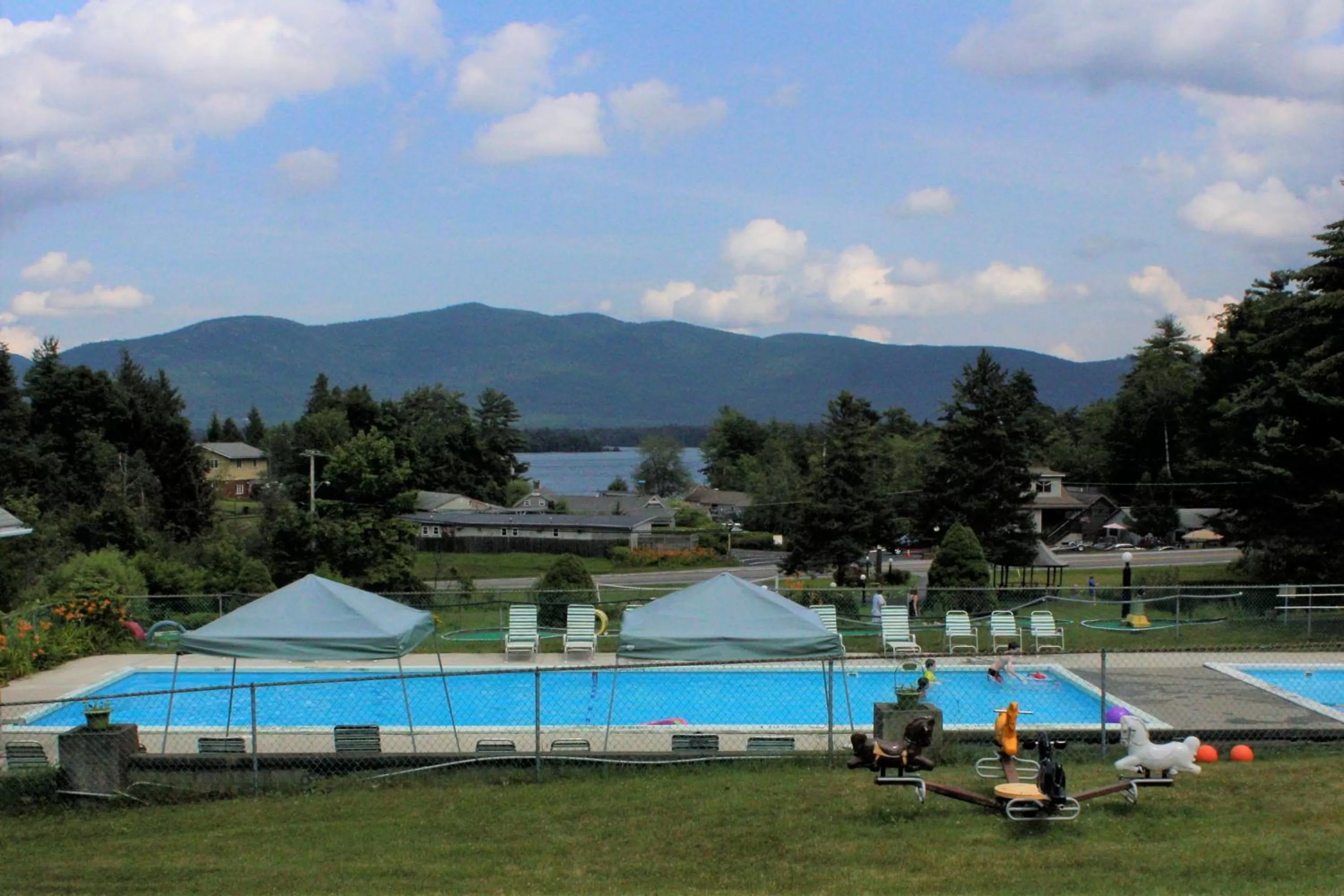 Swimming pool in Hill View Motel and Cottages