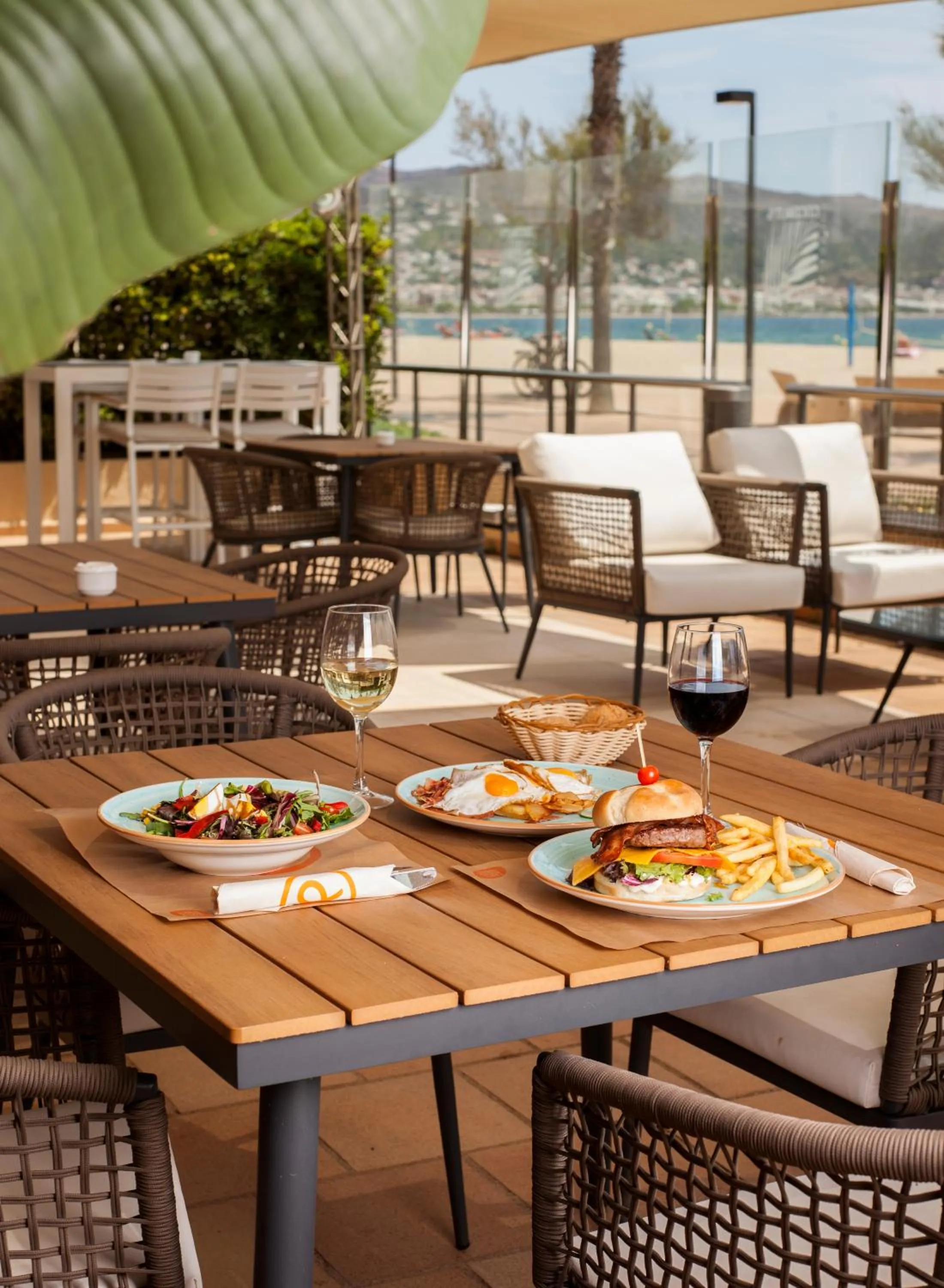 Restaurant/places to eat in Hotel Monterrey Roses by Pierre & Vacances