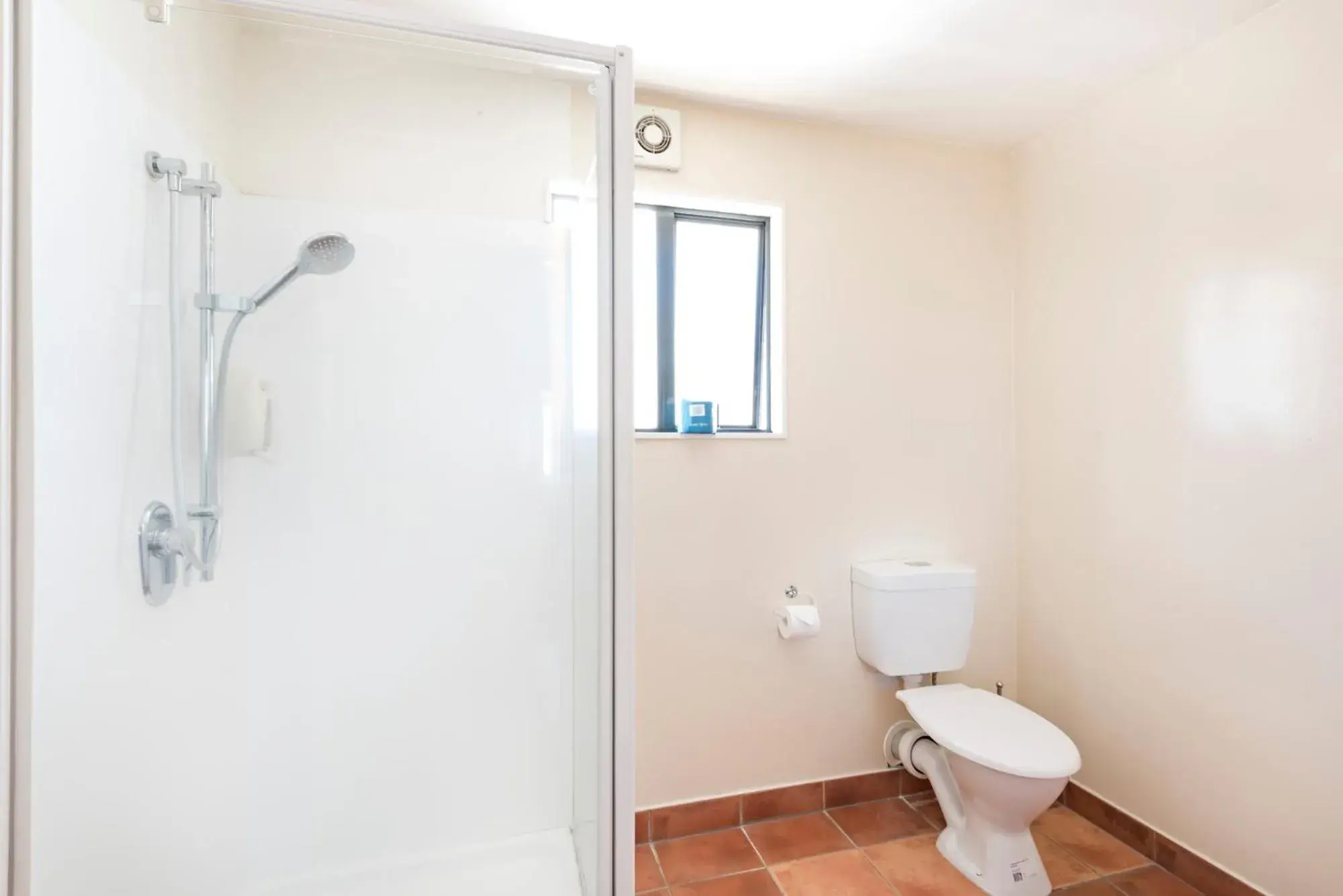 Shower, Bathroom in Halswell Lodge