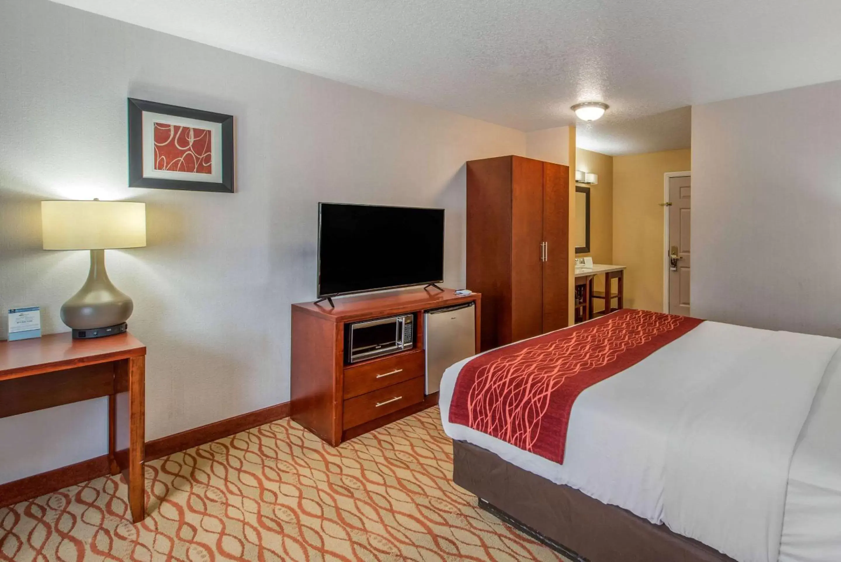 Photo of the whole room, TV/Entertainment Center in Comfort Inn Mount Shasta Area