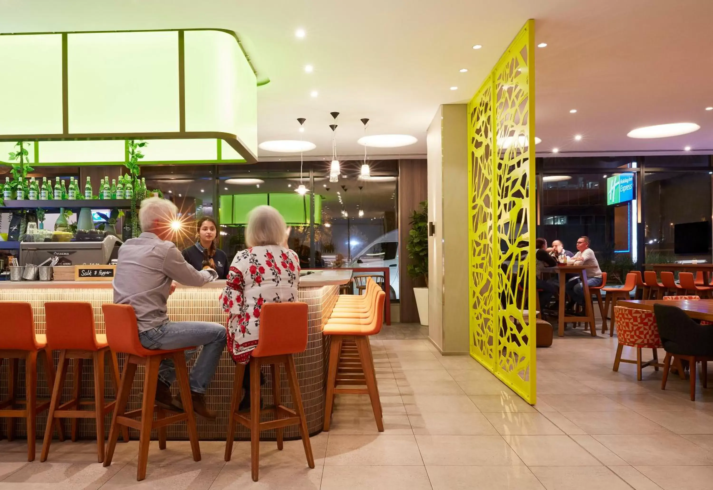 Lounge or bar, Restaurant/Places to Eat in Holiday Inn Express Sydney Macquarie Park, an IHG Hotel