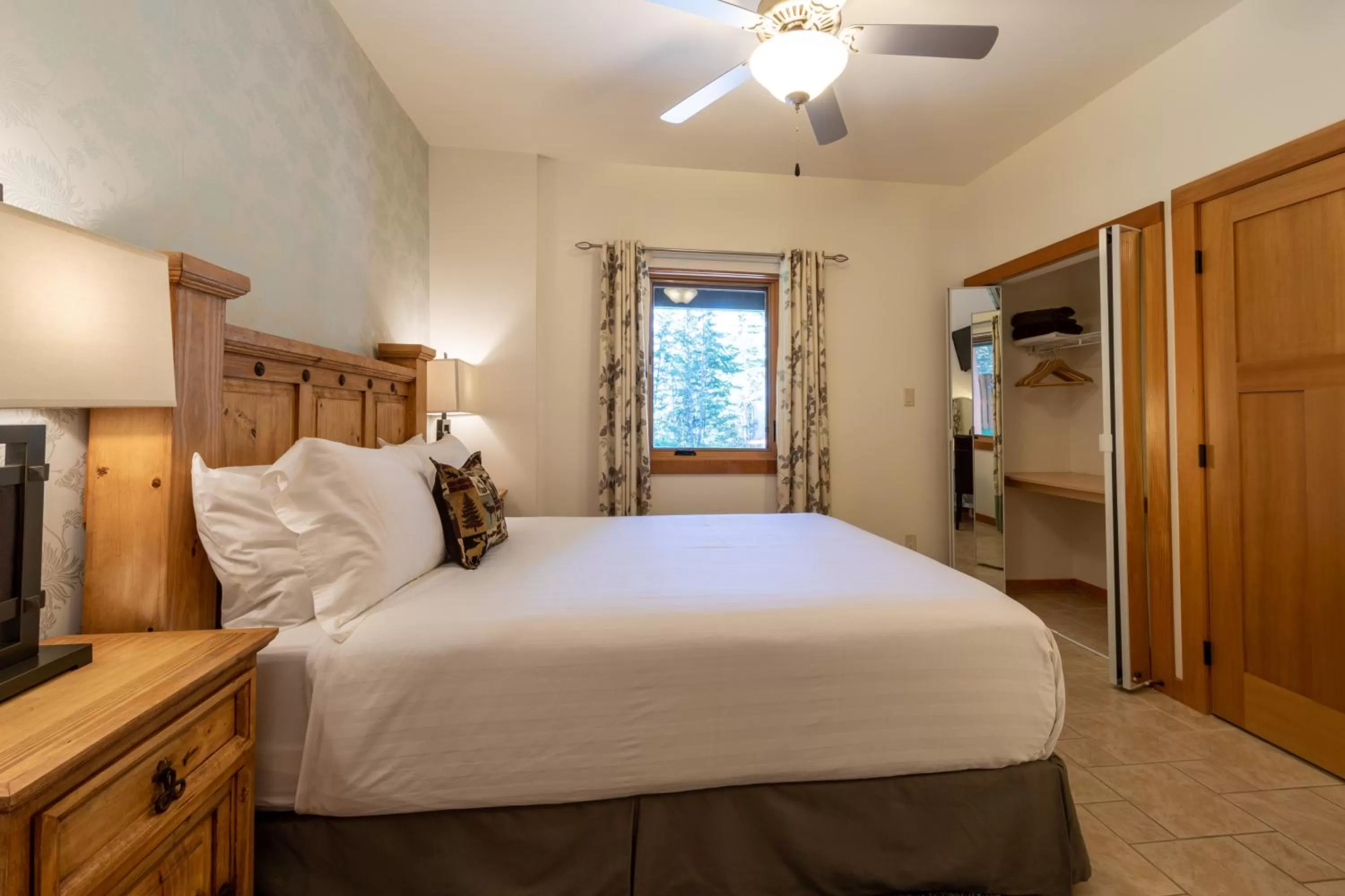 Bedroom, Bed in Canyon Ridge Lodge