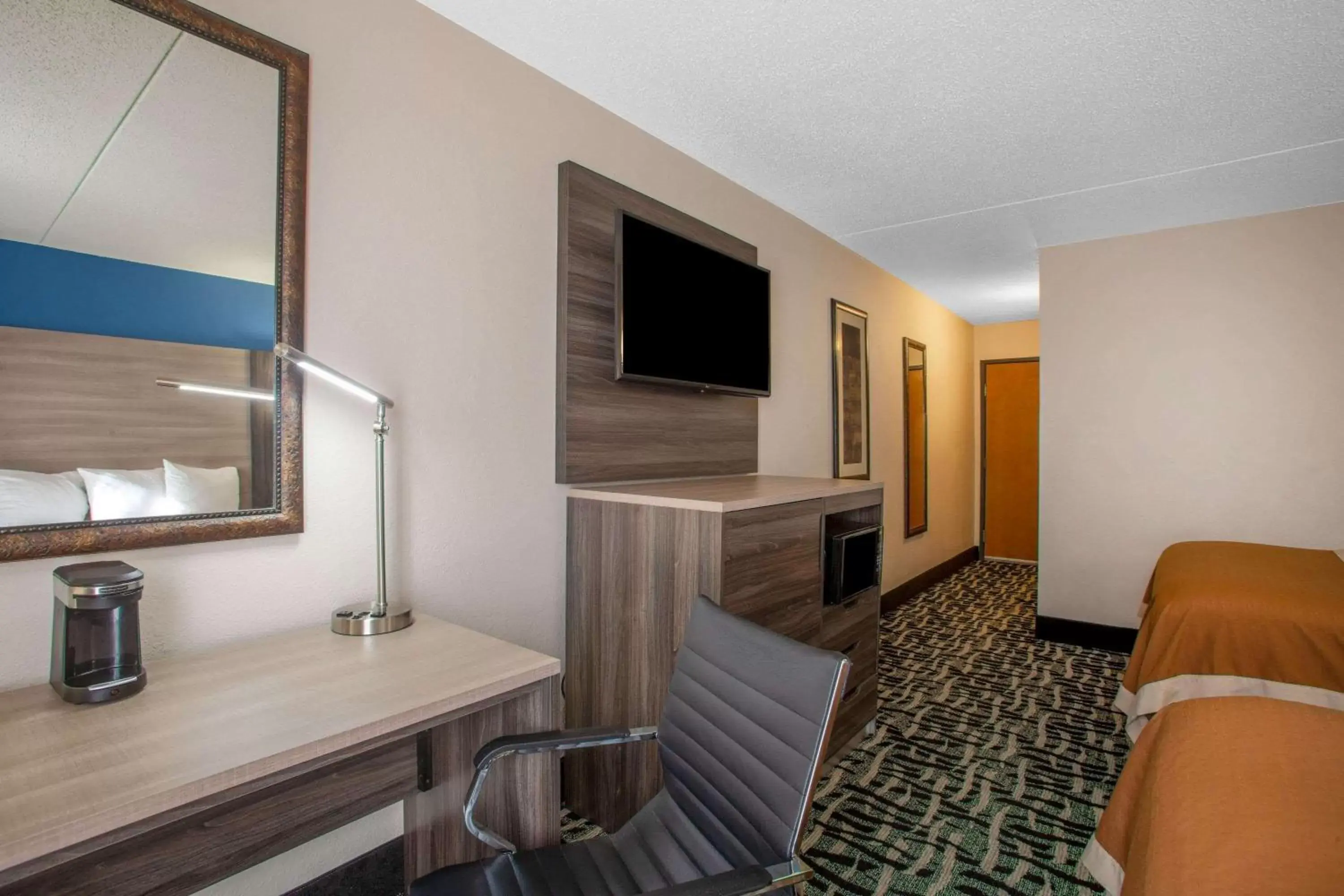 Photo of the whole room, TV/Entertainment Center in Baymont by Wyndham Branson - On the Strip