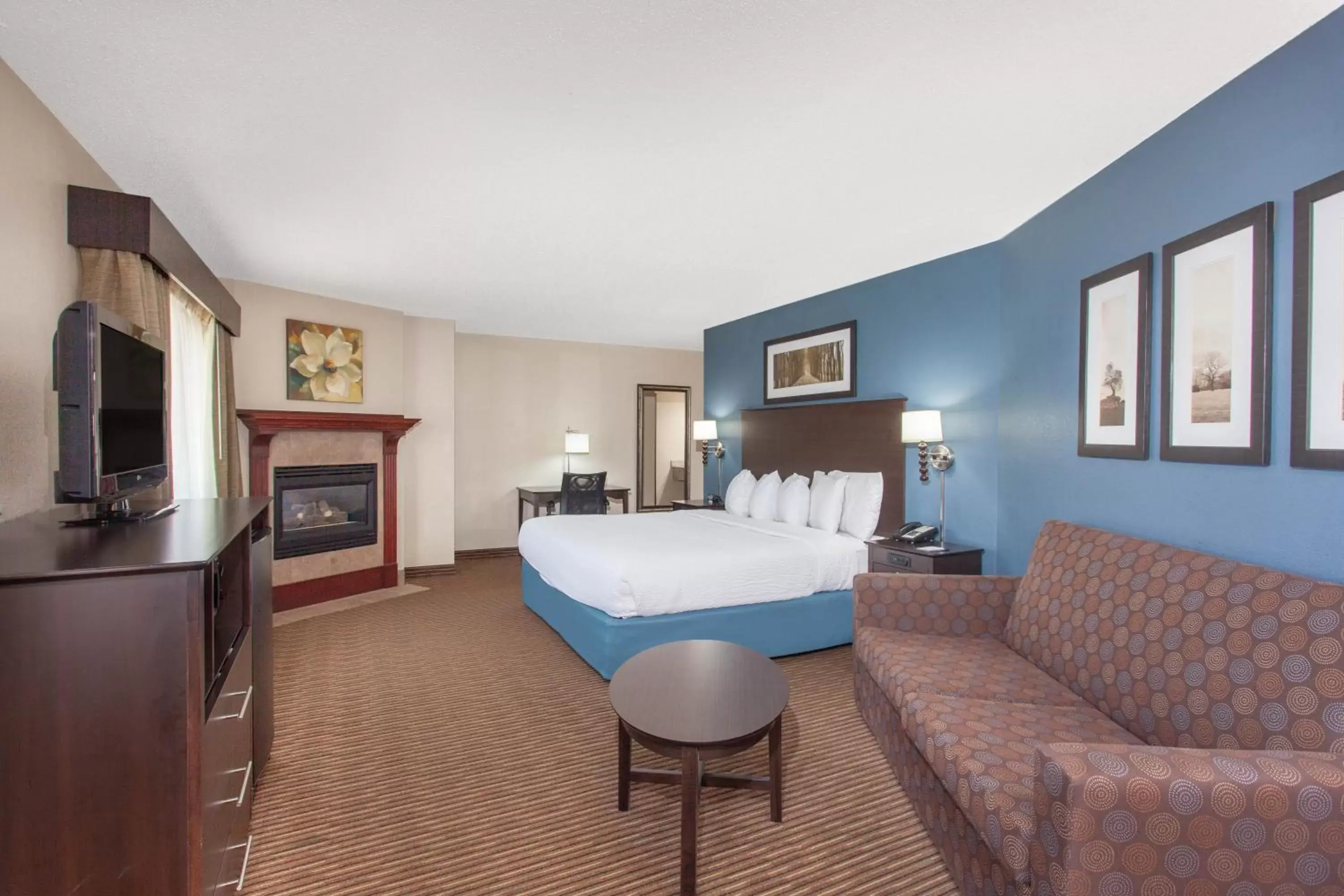 Bedroom in AmericInn by Wyndham Mankato Event Center near MSU