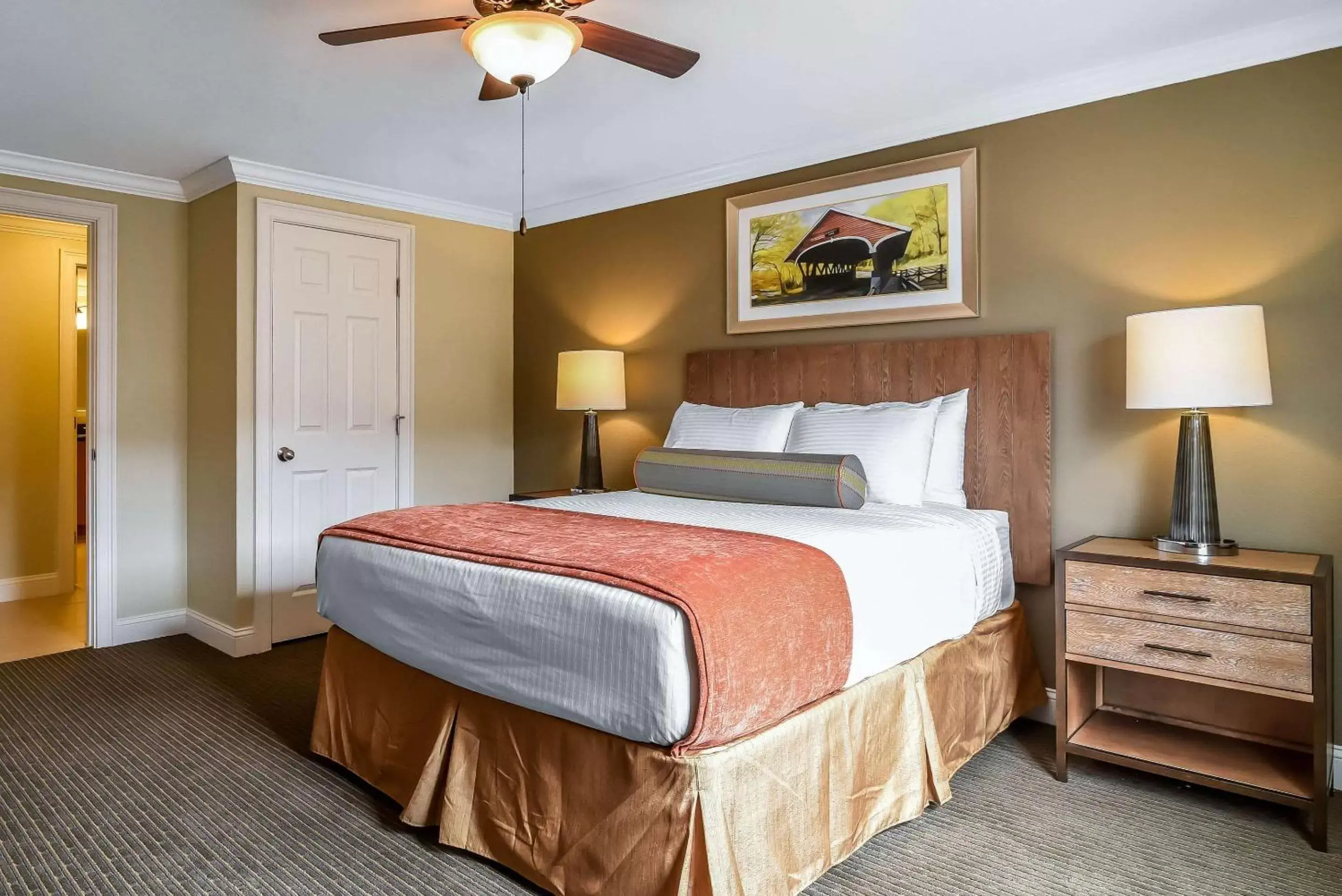 Photo of the whole room, Bed in South Mountain Resort