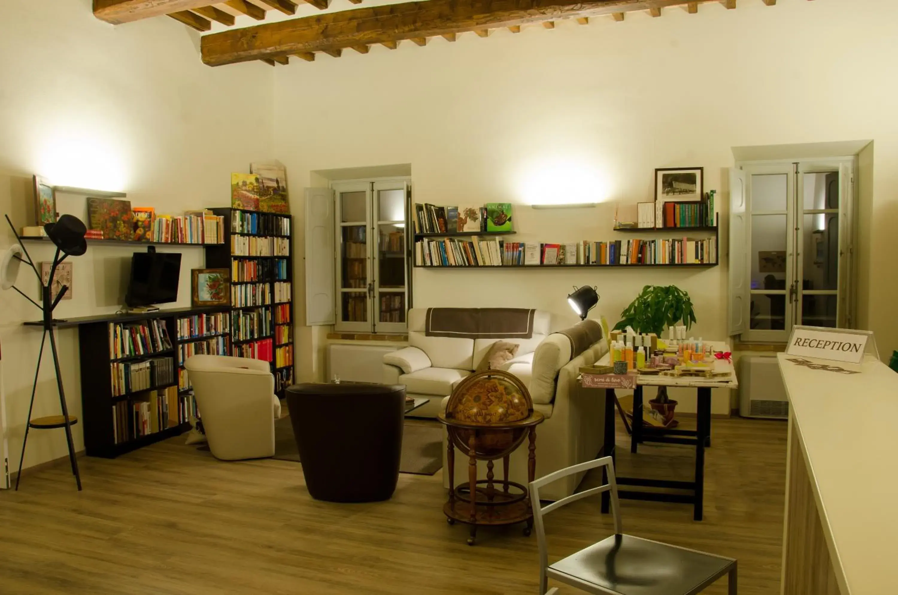 Library in Antico Sipario Boutique Hotel