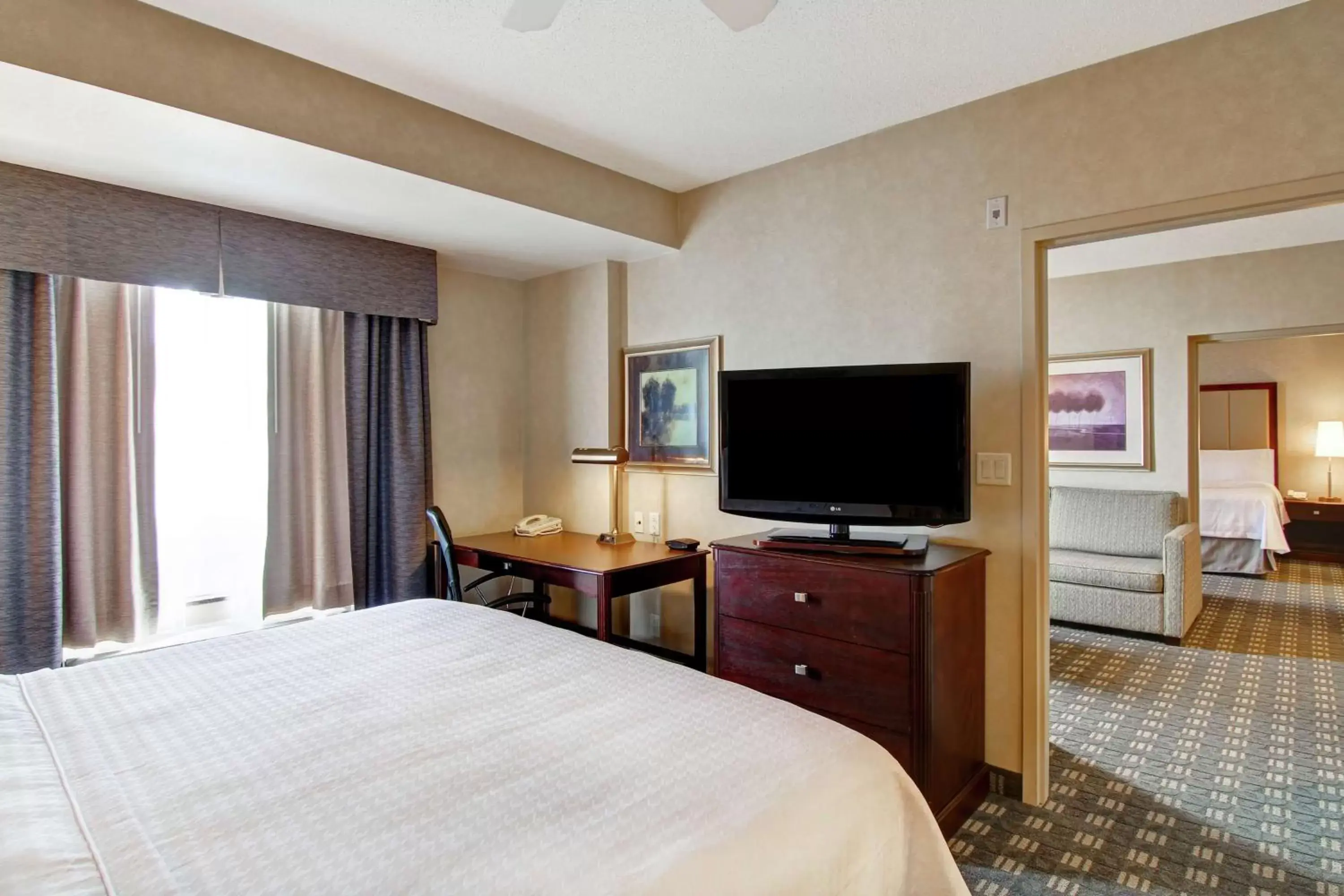 Bedroom, TV/Entertainment Center in Homewood Suites by Hilton Toronto-Oakville