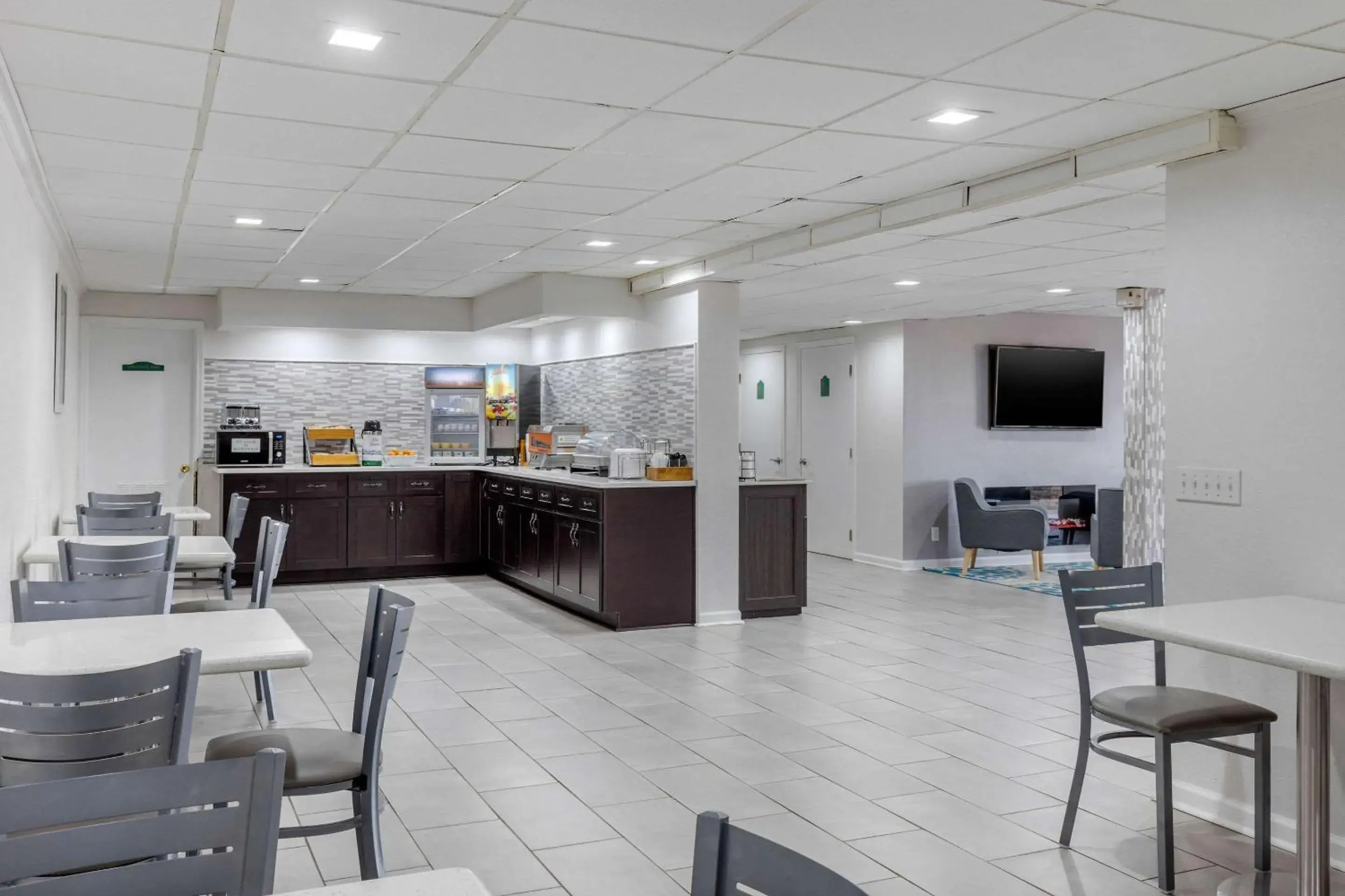 Restaurant/Places to Eat in Suburban Studios at the University Restaurant/Places to Eat in Suburban Studios at the University