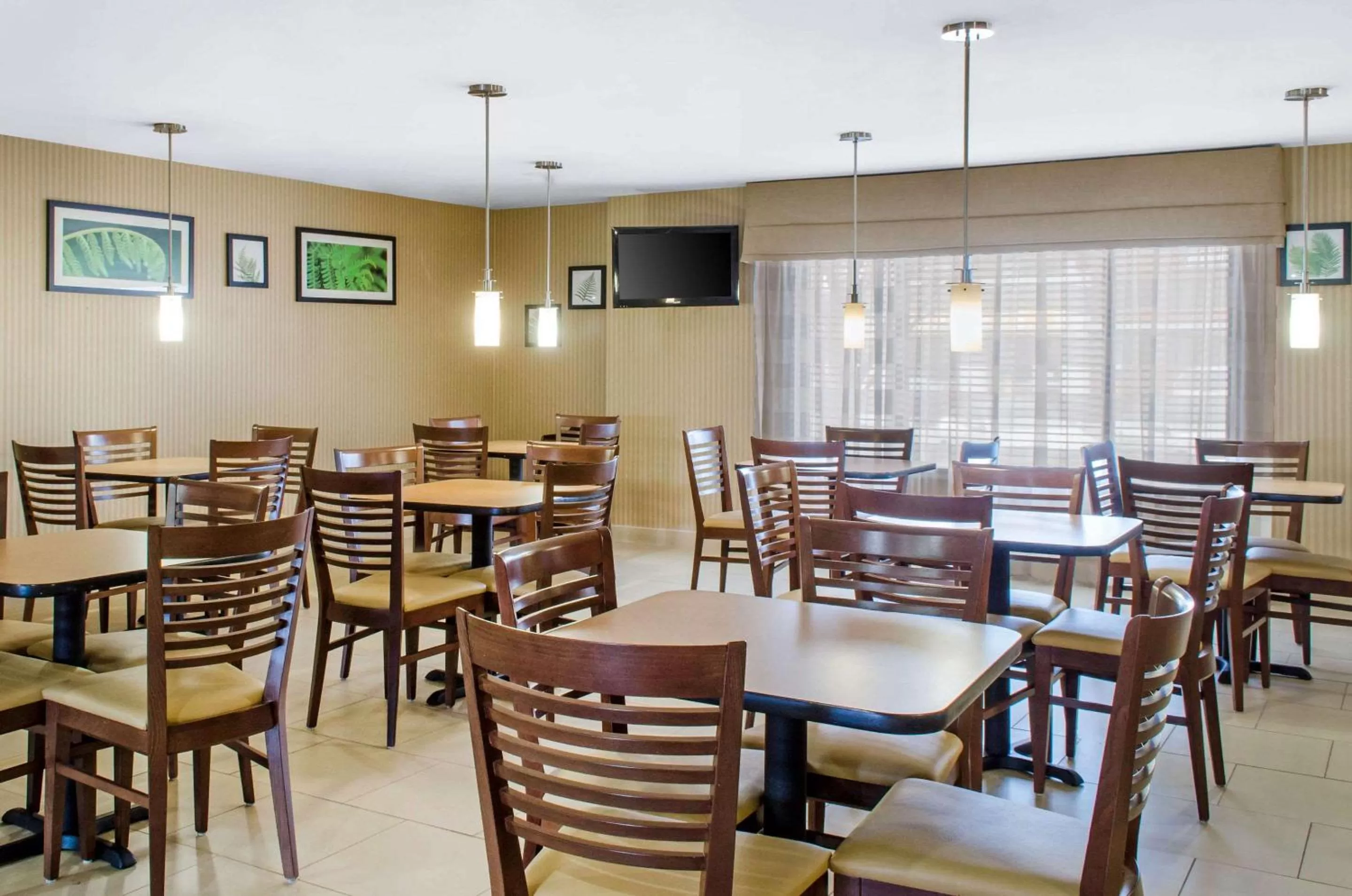 Restaurant/Places to Eat in Sleep Inn & Suites East Chase