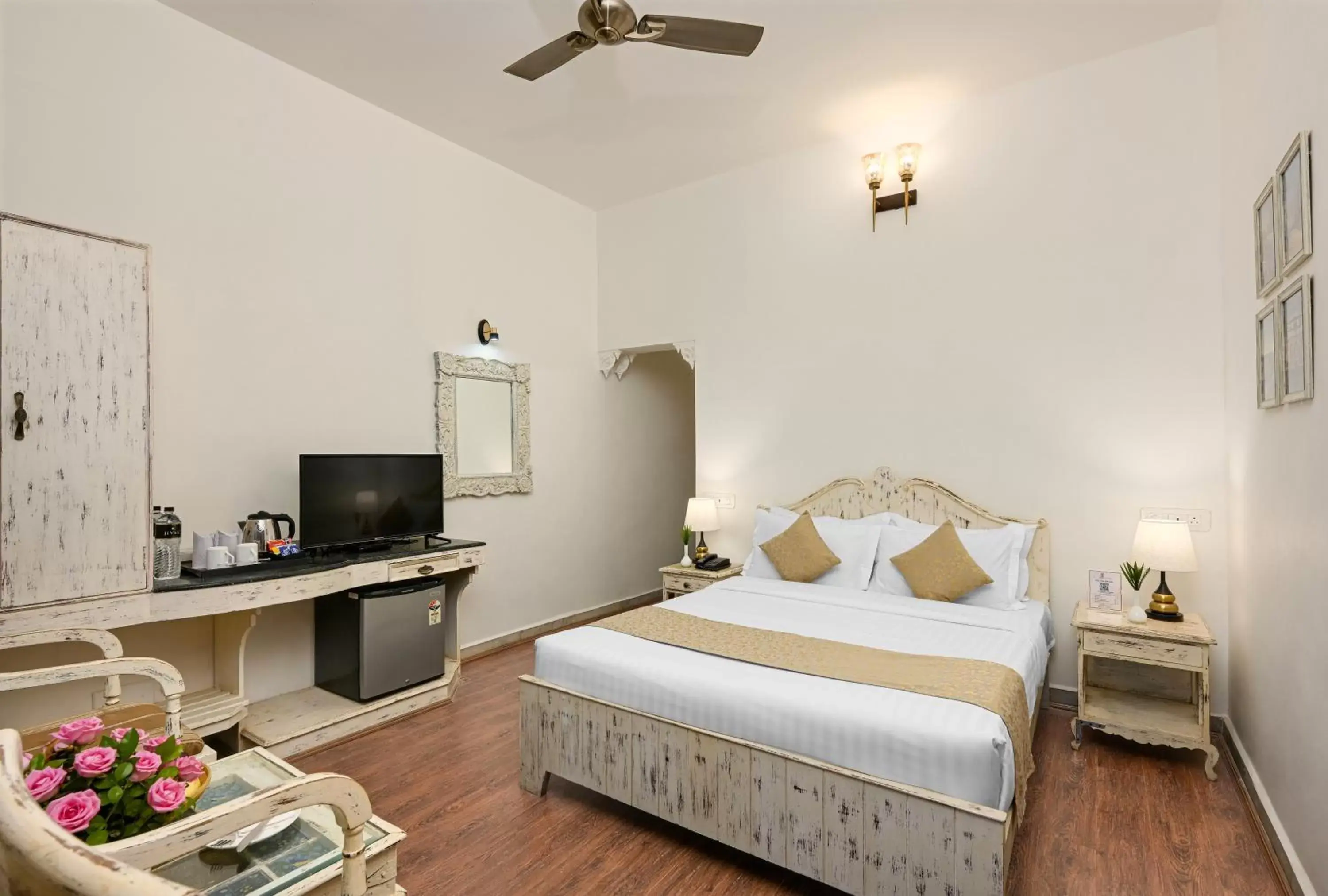 Bedroom, Bed in Swaroop Vilas - Lake Facing Boutique Hotel