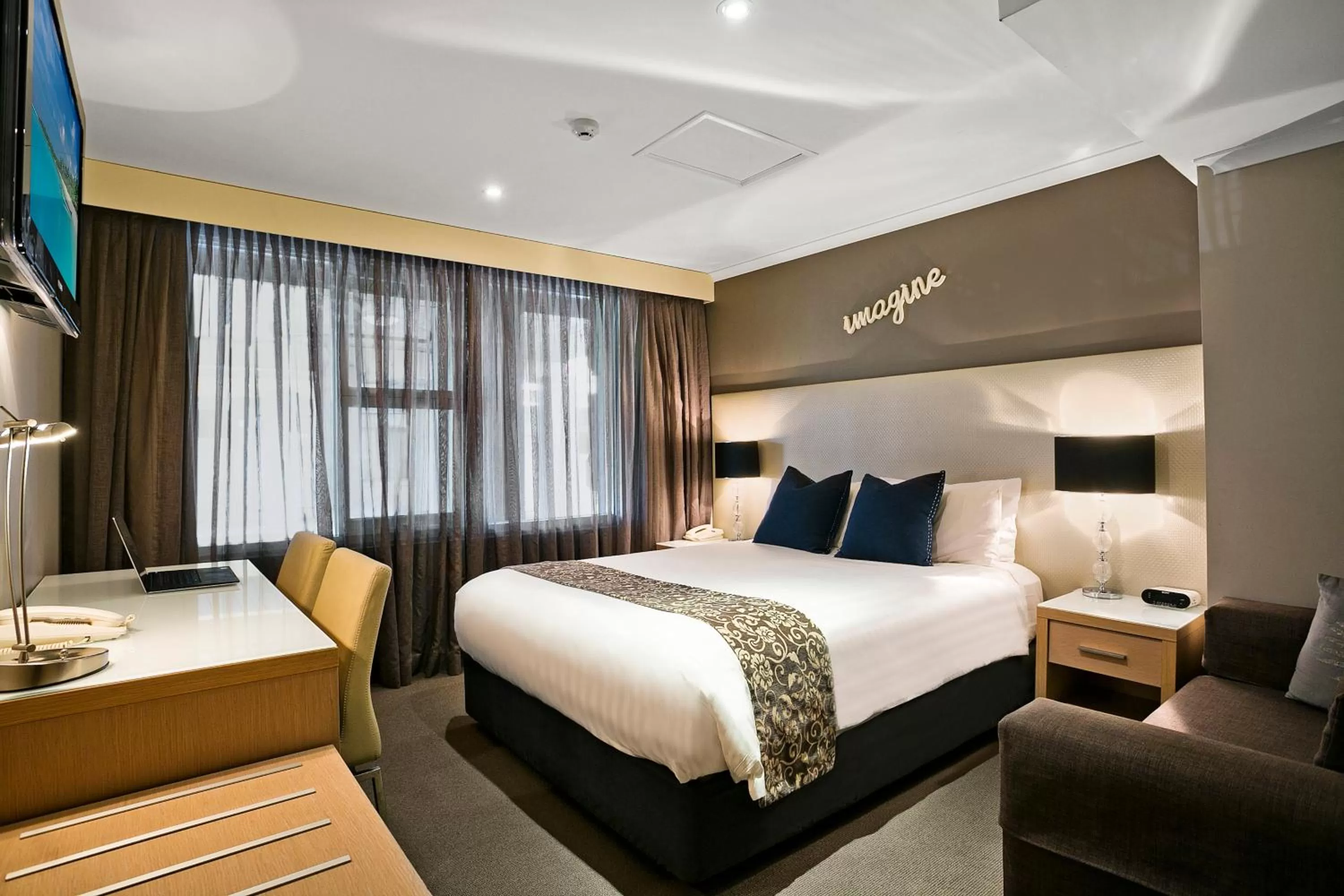 Bed in Best Western Sanctuary Inn